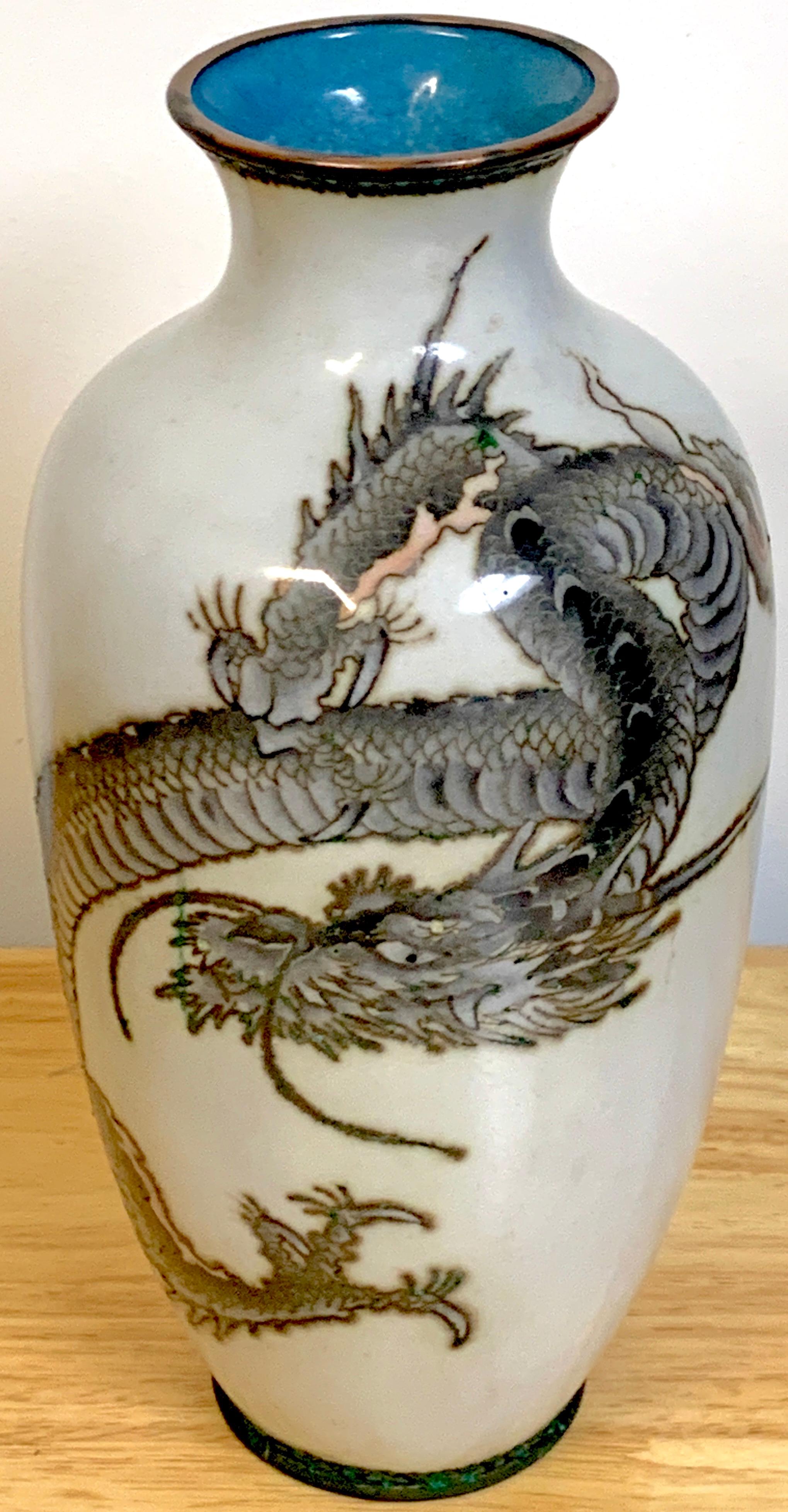 Japanische drahtlose Cloisonné-Emaille-Vase, wahrscheinlich aus der Meiji-Zeit (1868-1912) oder möglicherweise aus der frühen Taisho-Zeit (1912-1926). Die Vase zeigt eine dynamische Darstellung eines japanischen Drachens, der in der japanischen