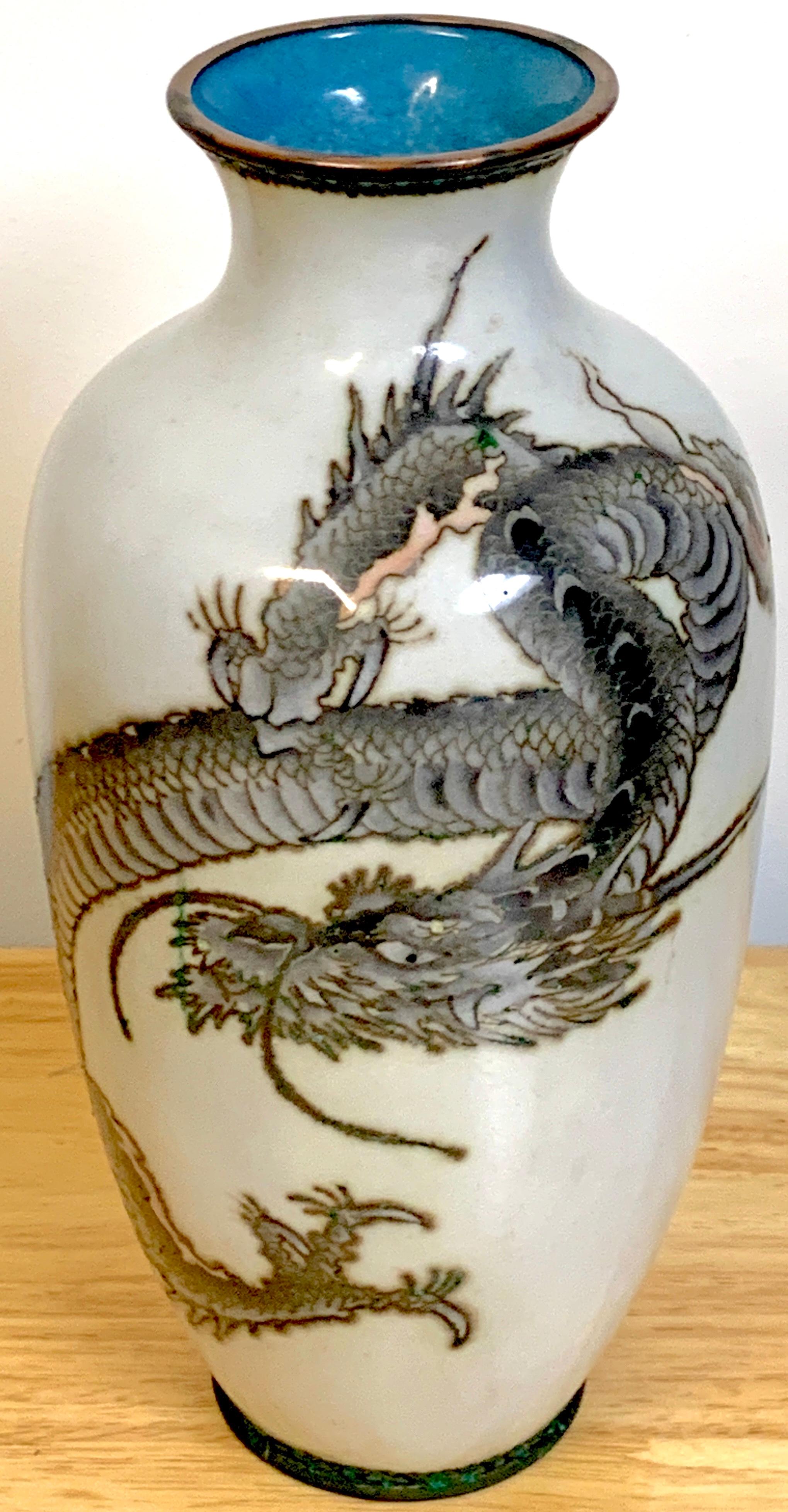 Exquisite japanische drahtlose Cloisonné-Vase mit Drachenmotiv, Meiji/Taisho-Periode (Meiji-Periode) im Angebot