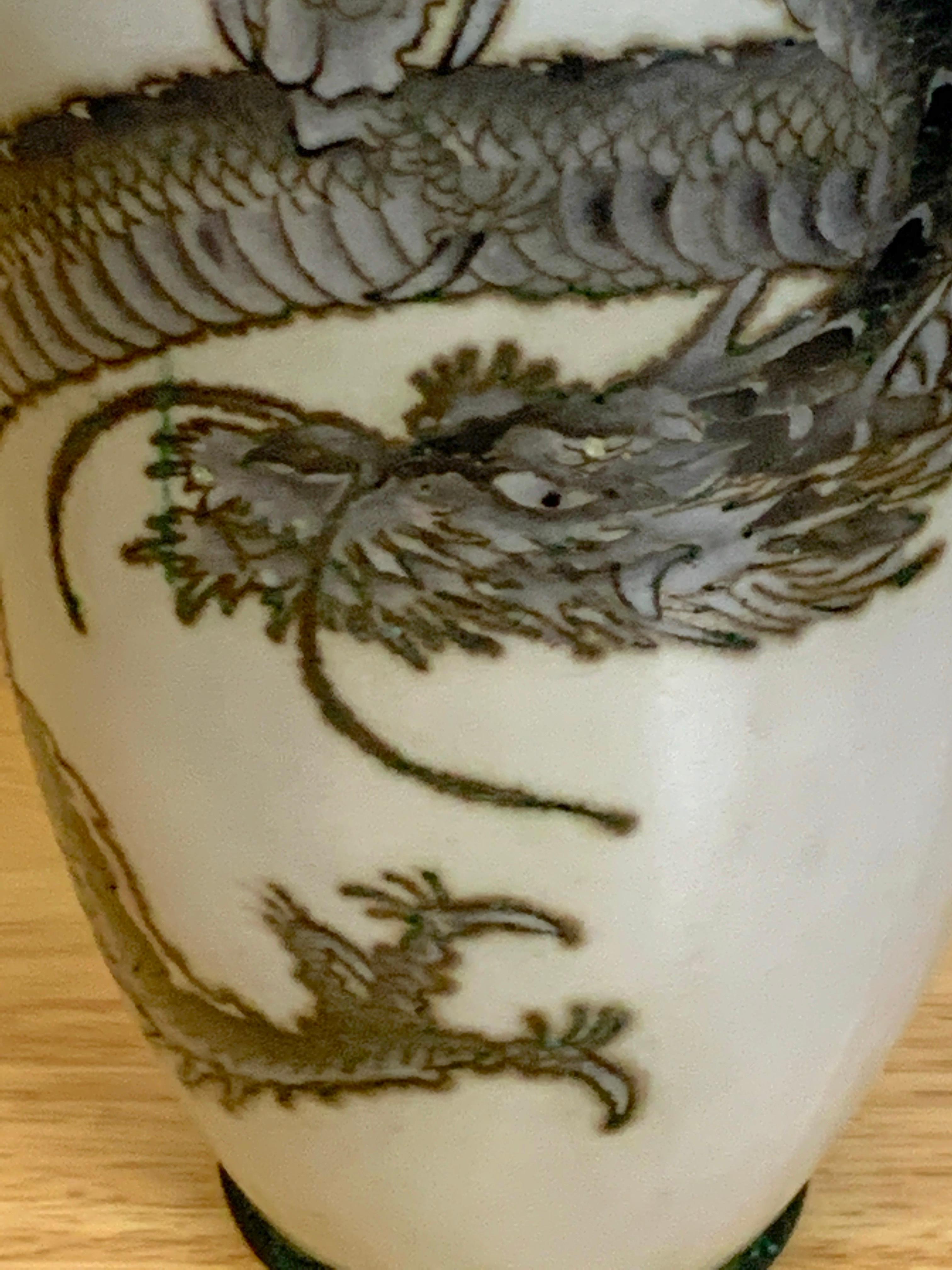 Exquisite japanische drahtlose Cloisonné-Vase mit Drachenmotiv, Meiji/Taisho-Periode (Japanisch) im Angebot