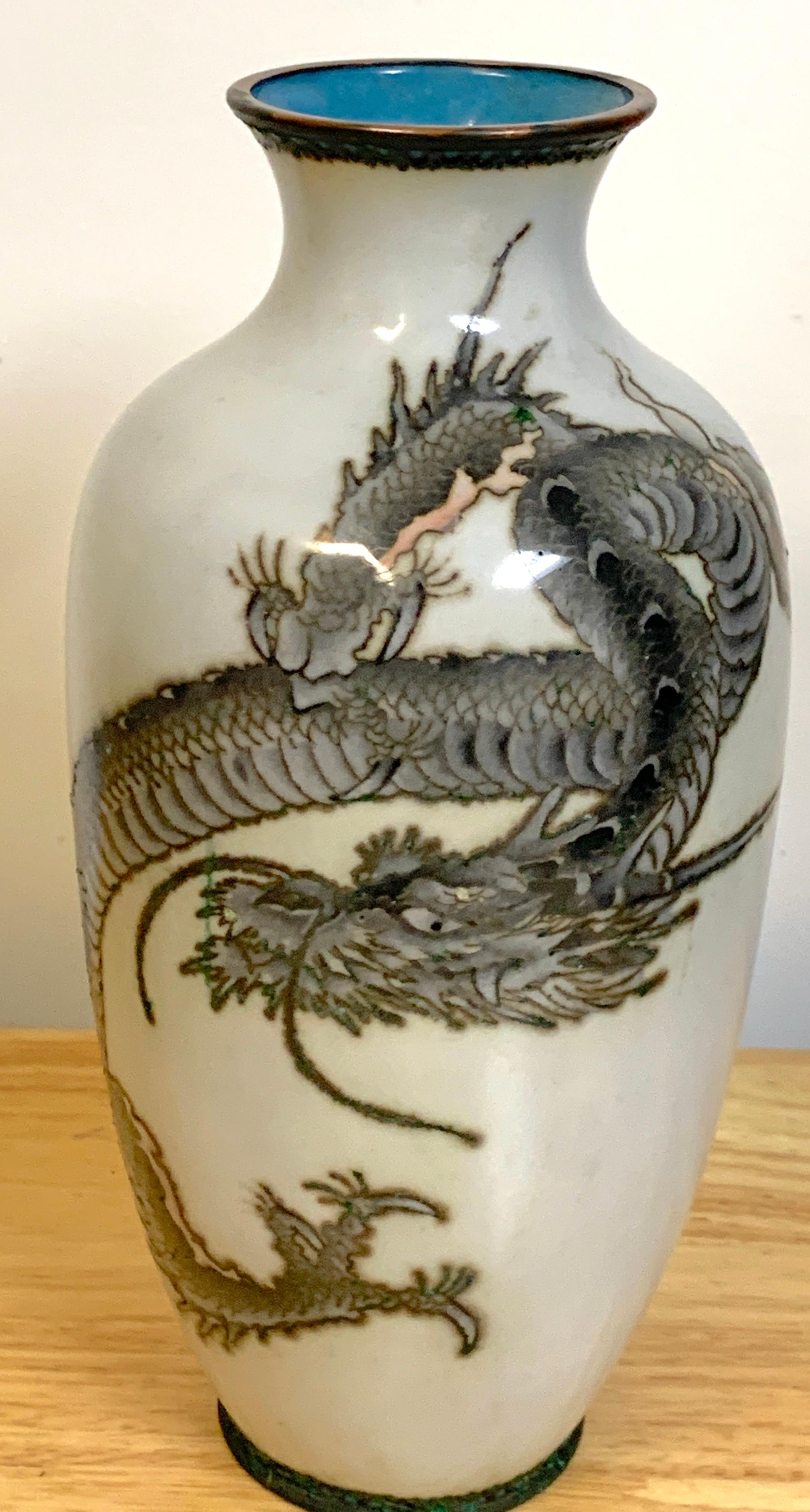 Exquisite japanische drahtlose Cloisonné-Vase mit Drachenmotiv, Meiji/Taisho-Periode im Zustand „Gut“ im Angebot in West Palm Beach, FL