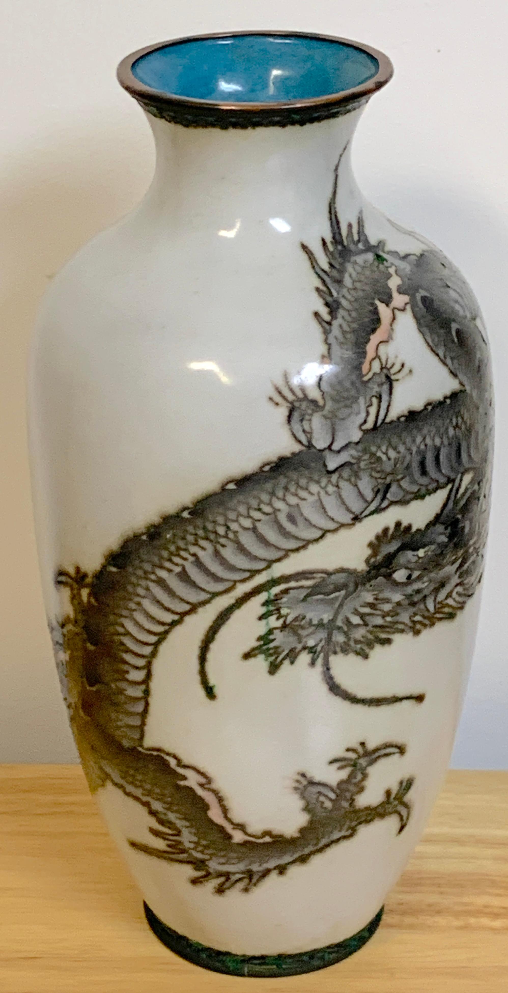 Exquisite japanische drahtlose Cloisonné-Vase mit Drachenmotiv, Meiji/Taisho-Periode (20. Jahrhundert) im Angebot
