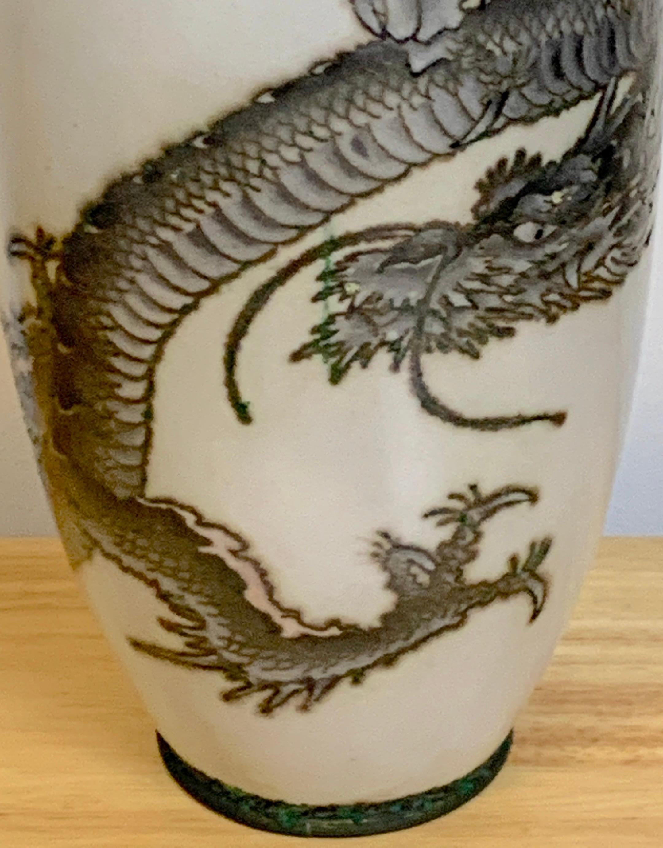 Exquisite japanische drahtlose Cloisonné-Vase mit Drachenmotiv, Meiji/Taisho-Periode (Kupfer) im Angebot