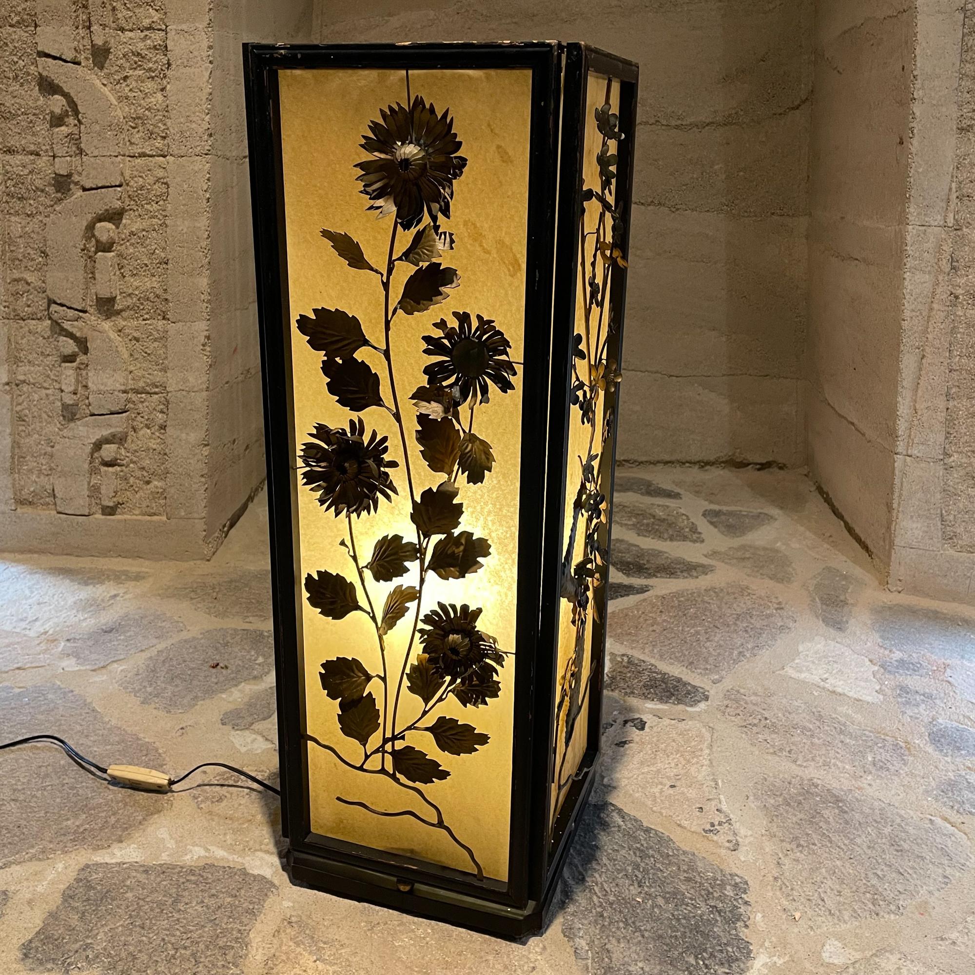 1960s Regency Modern : Lampe lanterne japonaise avec quatre côtés, chacun avec un design floral décoratif en laiton. Extérieur en stratifié plastique jaunâtre. Cadre en bois
Chaque conception de panneau est unique. Voir les images !
Non