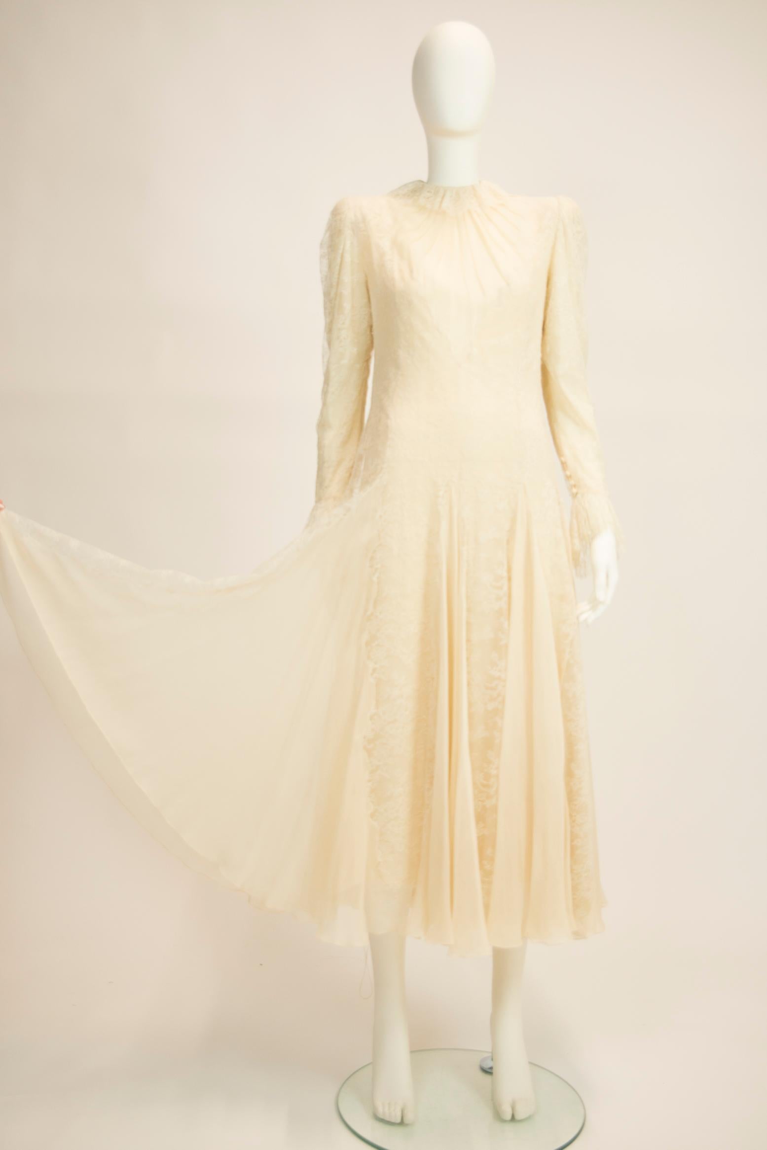 Exquisite Jean Louis Scherrer Couture Silk Chiffon & Lace-Trimmed Dress In Good Condition For Sale In Geneva, CH