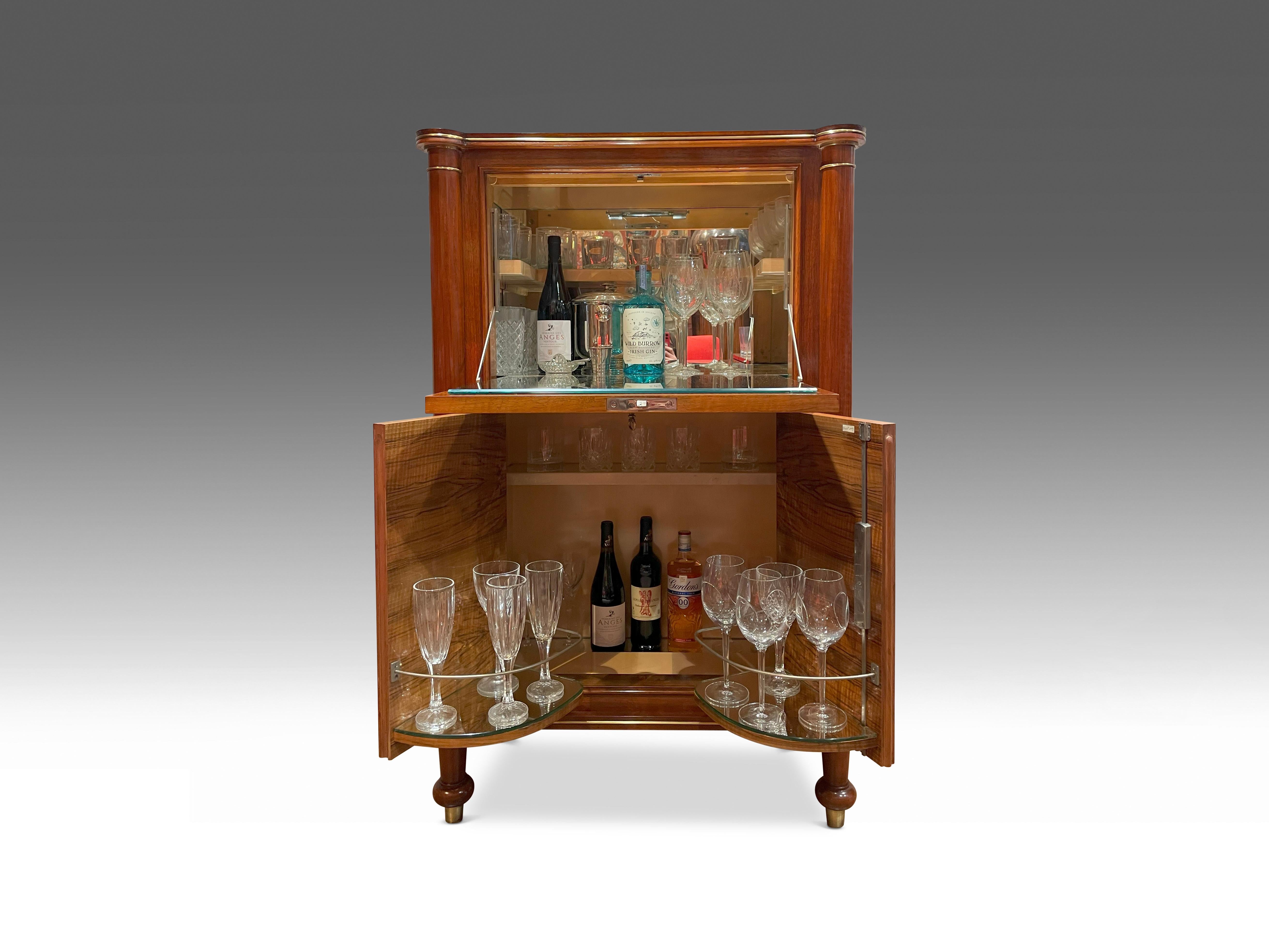 Une signature très raffinée  Meuble bar, de la fin de la période Art déco, par le célèbre designer de meubles français Jules Leleu (1883-1961). La façade rabattable révèle un intérieur en miroir, avec une étagère en retrait, pour ranger verres et