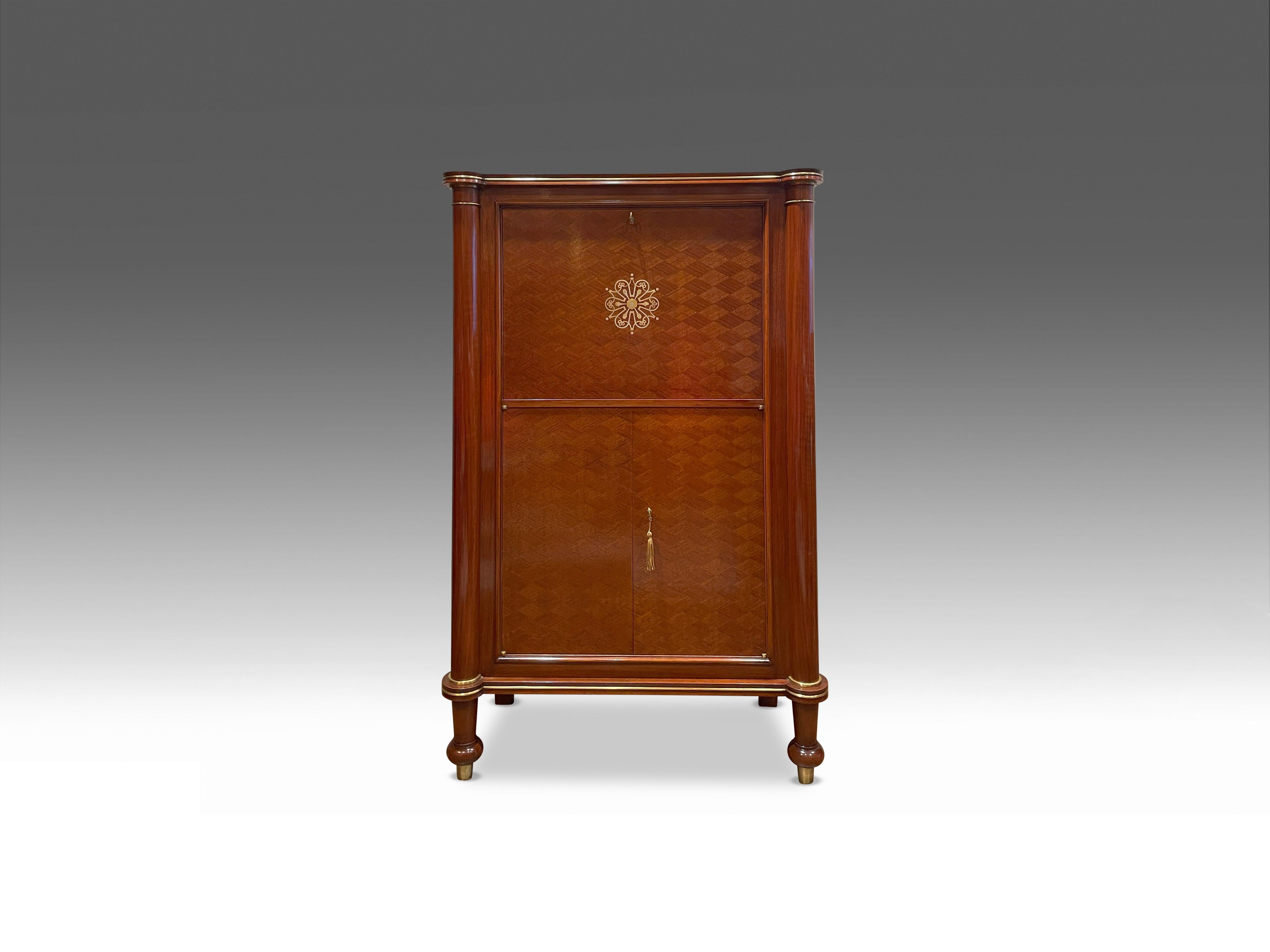 Art déco Exquisité Jules Leleu Late Art Deco Mid-century Dry Bar with Marquetry Detail. en vente