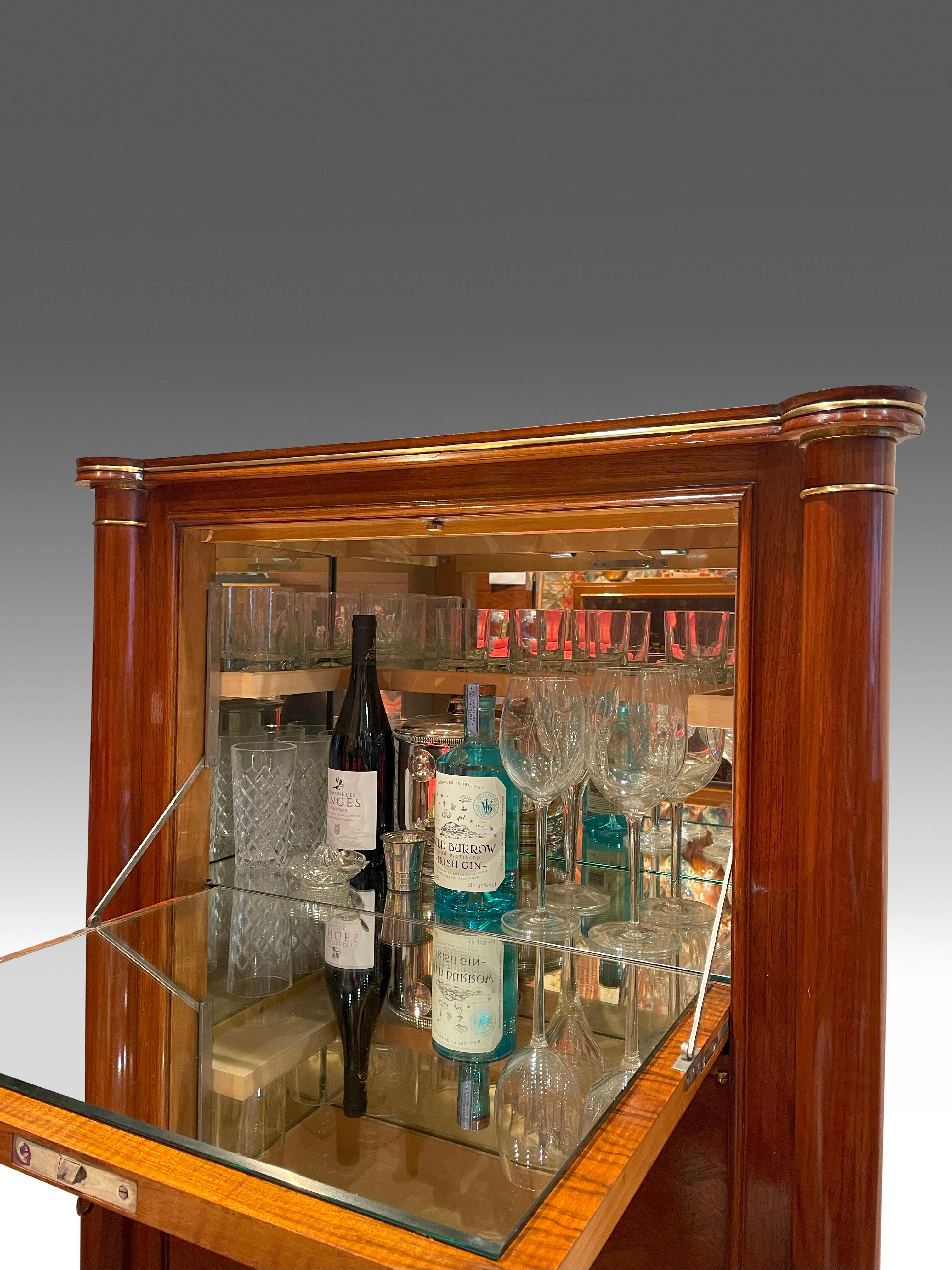 Milieu du XXe siècle Exquisité Jules Leleu Late Art Deco Mid-century Dry Bar with Marquetry Detail. en vente