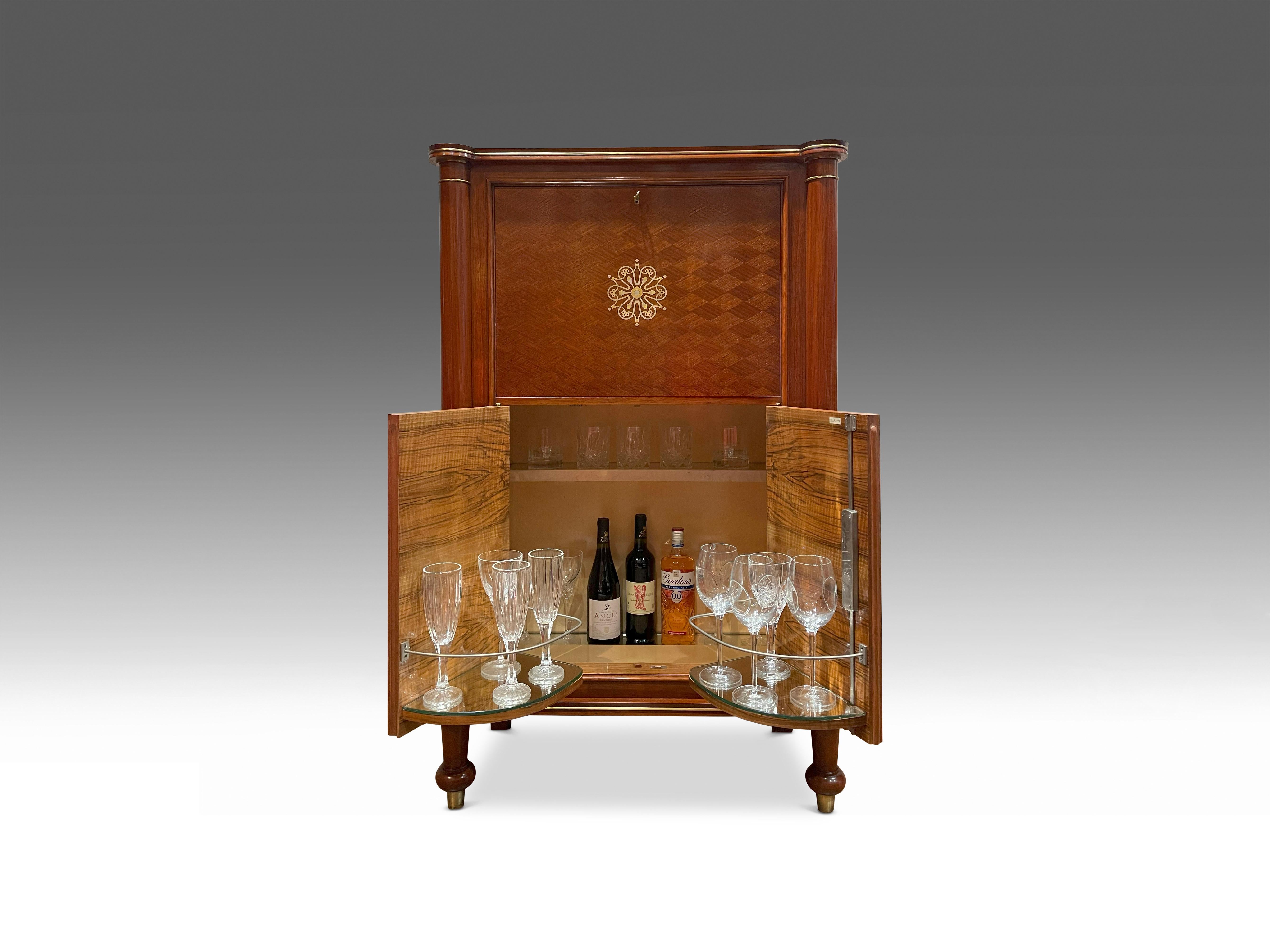 Laiton Exquisité Jules Leleu Late Art Deco Mid-century Dry Bar with Marquetry Detail. en vente