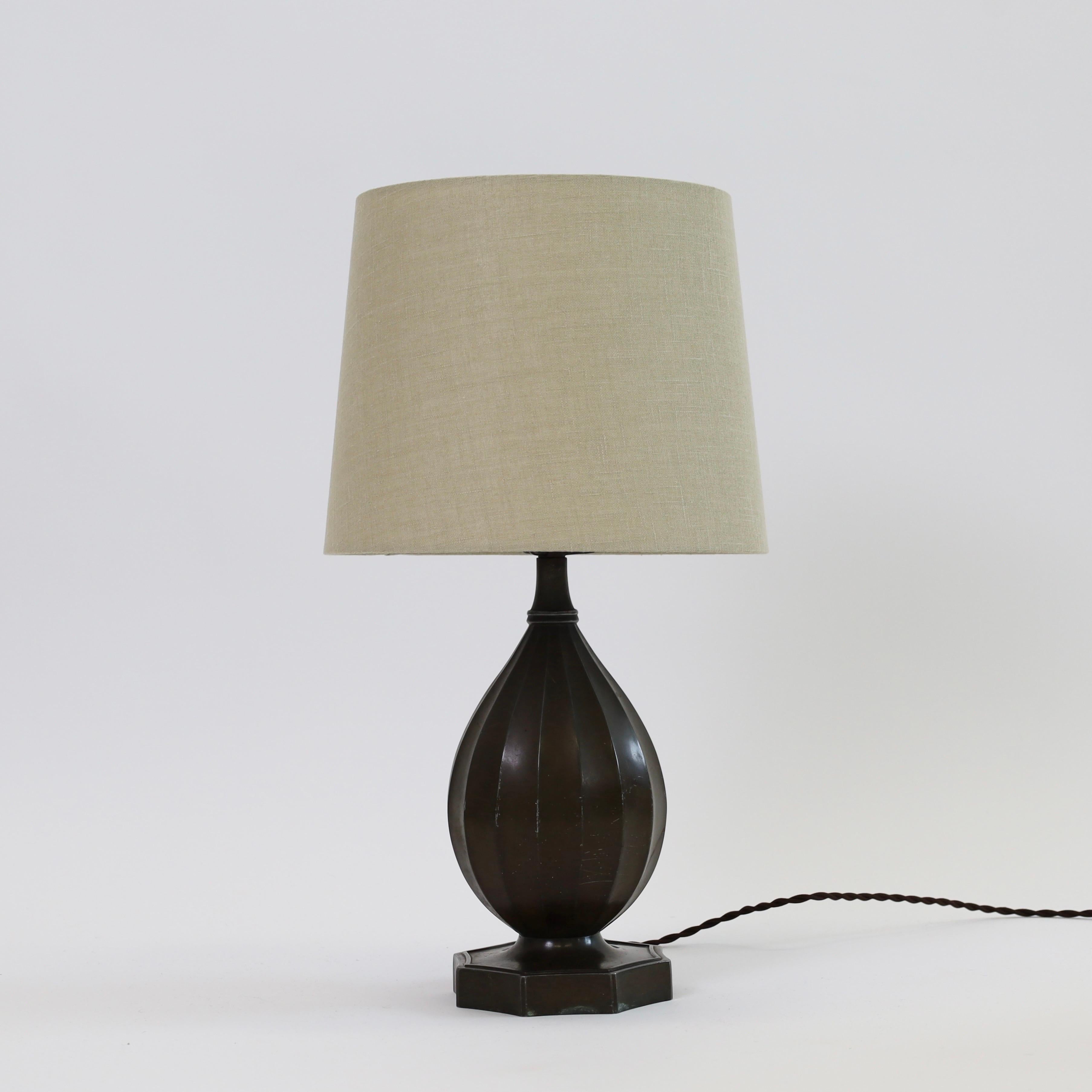 Milieu du XXe siècle Exquise lampe de table Just Andersen, années 1930, Danemark en vente