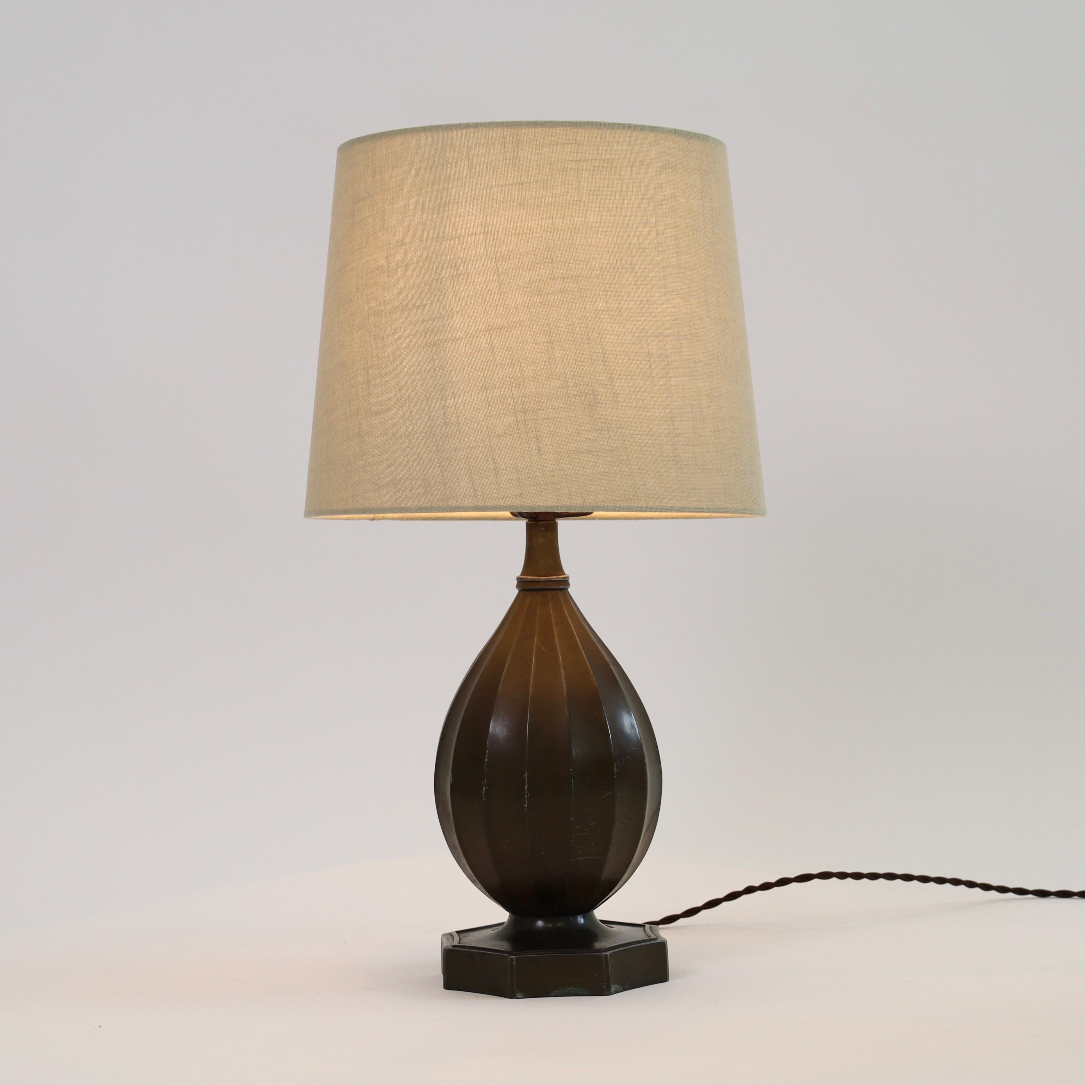 Métal Exquise lampe de table Just Andersen, années 1930, Danemark en vente