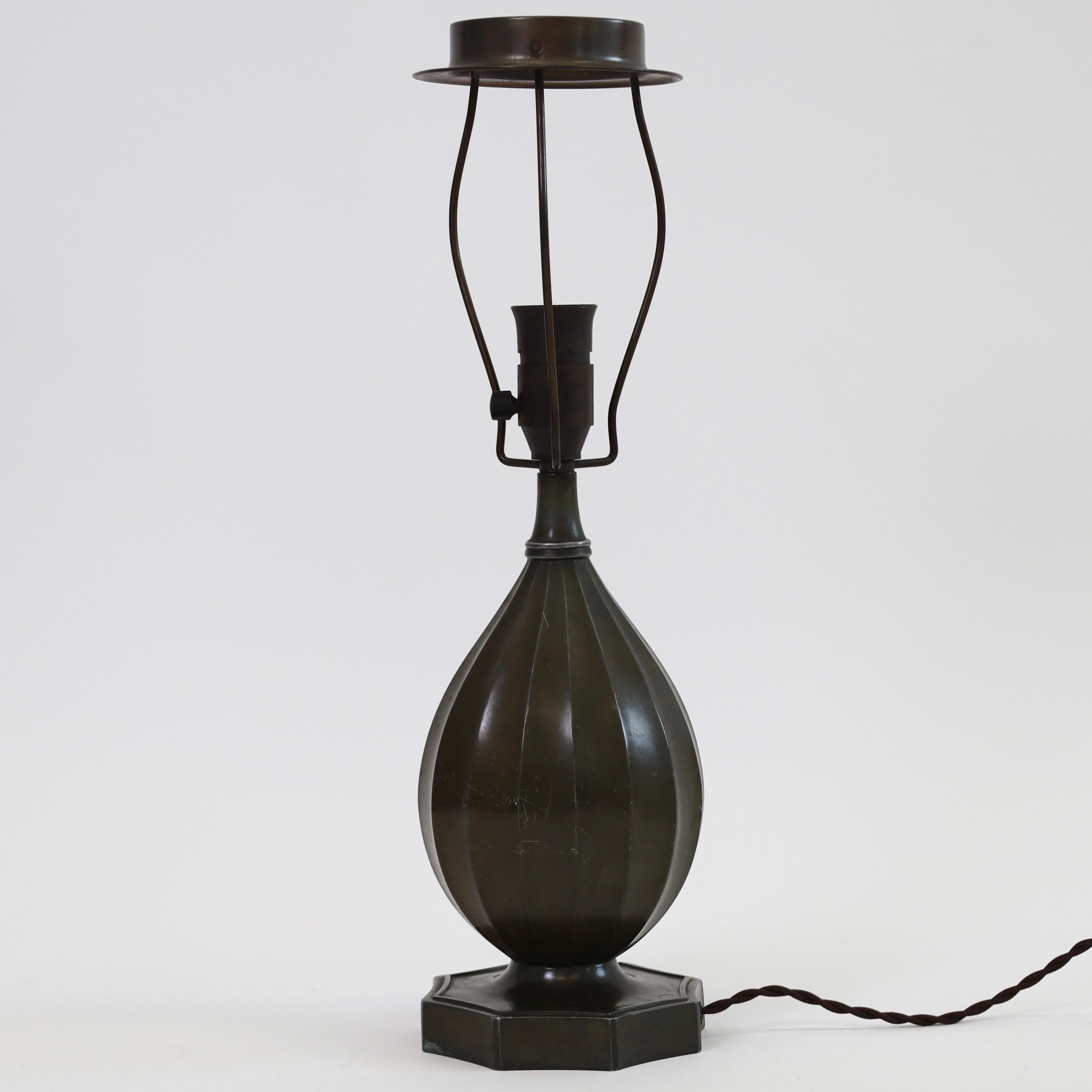 Exquisite Just Andersen-Tischlampe, 1930er-Jahre, Dänemark im Angebot 1