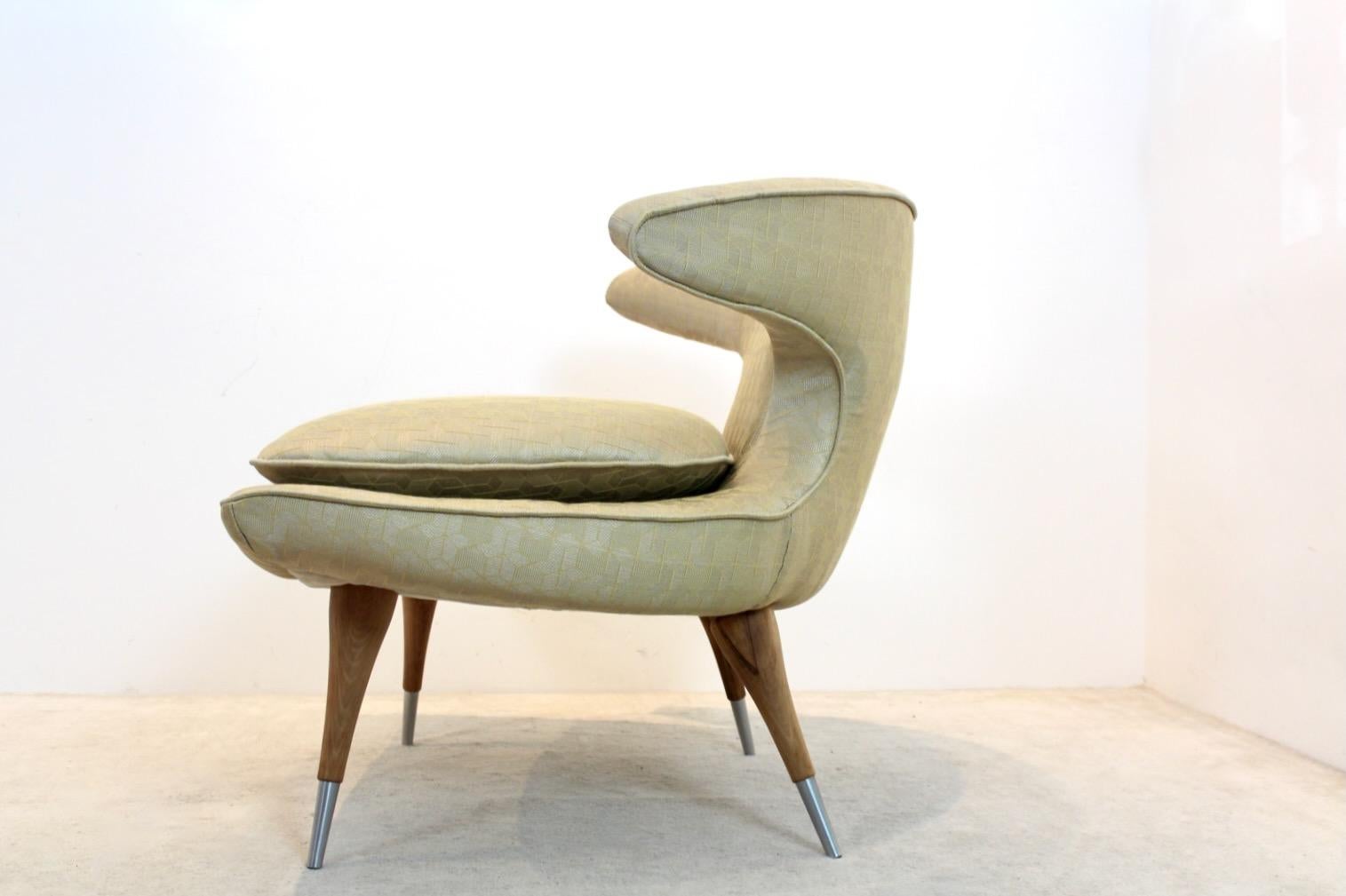 Exquisite Karpen of California ‘Horn Chair’ in Gold Fabric and Walnut For Sale 2