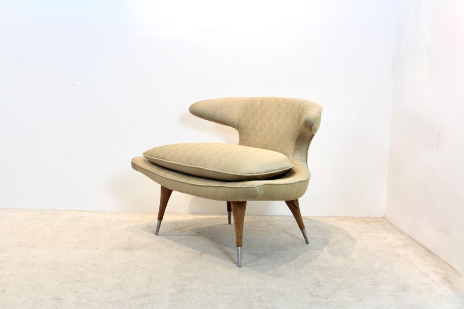 Exquisite Karpen of California ‘Horn Chair’ in Gold Fabric and Walnut For Sale 3