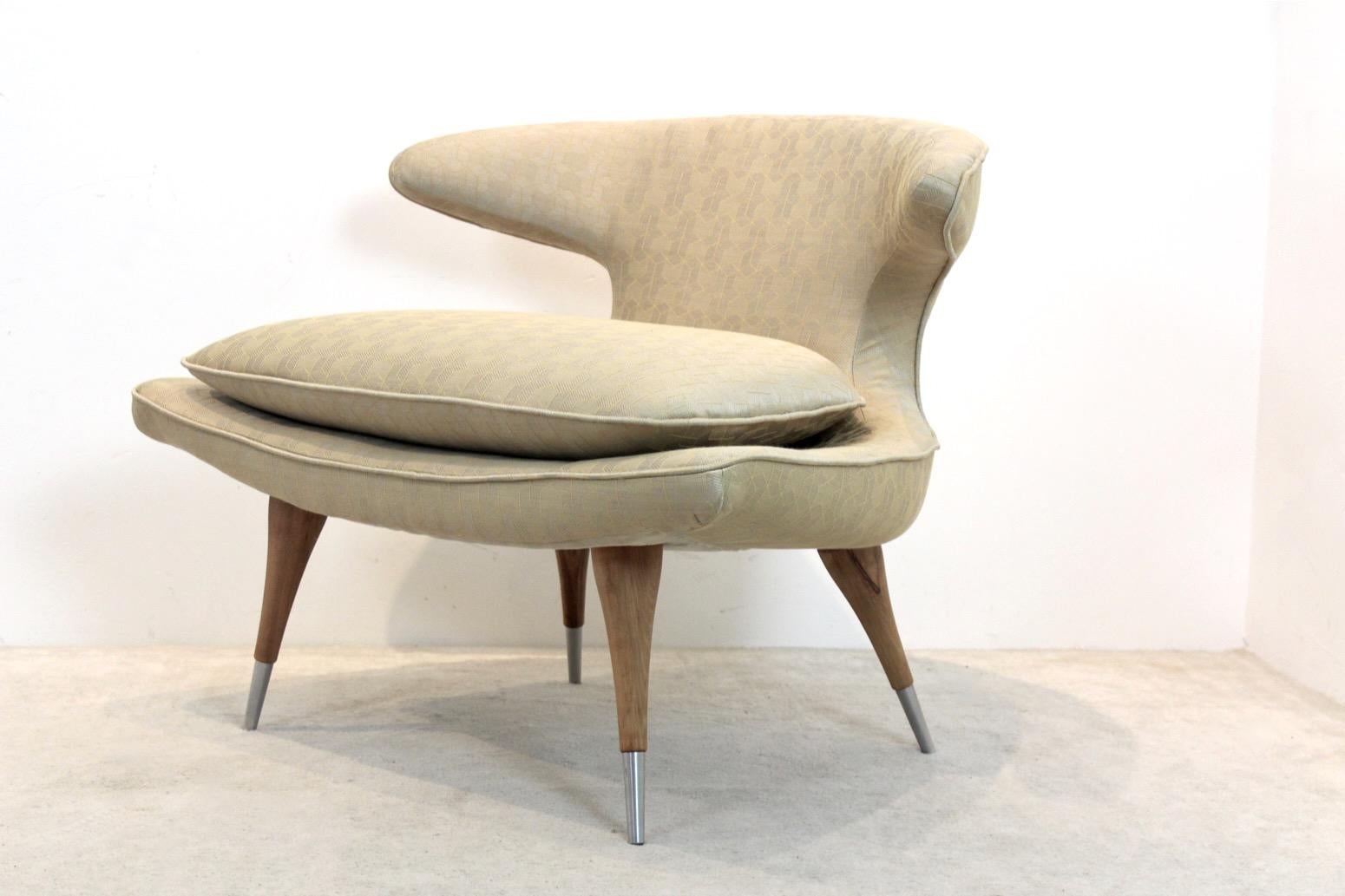 Exclusive Karpen of California ‘Horn Chair’ in excellent condition. Newly upholstered in a goldish upholstery with geometrical pattern, walnut legs with aluminum sabots. This chair is considered one of California’s iconic chair designs of the