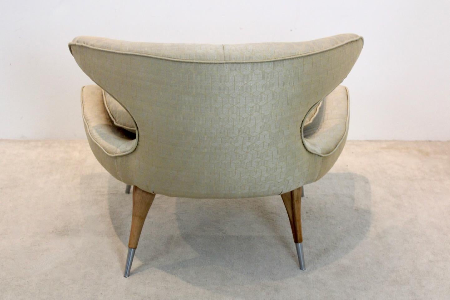20th Century Exquisite Karpen of California ‘Horn Chair’ in Gold Fabric and Walnut For Sale