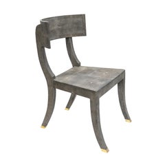 Exquisita Silla Klismos de color azul/gris con sabots de latón Años 80