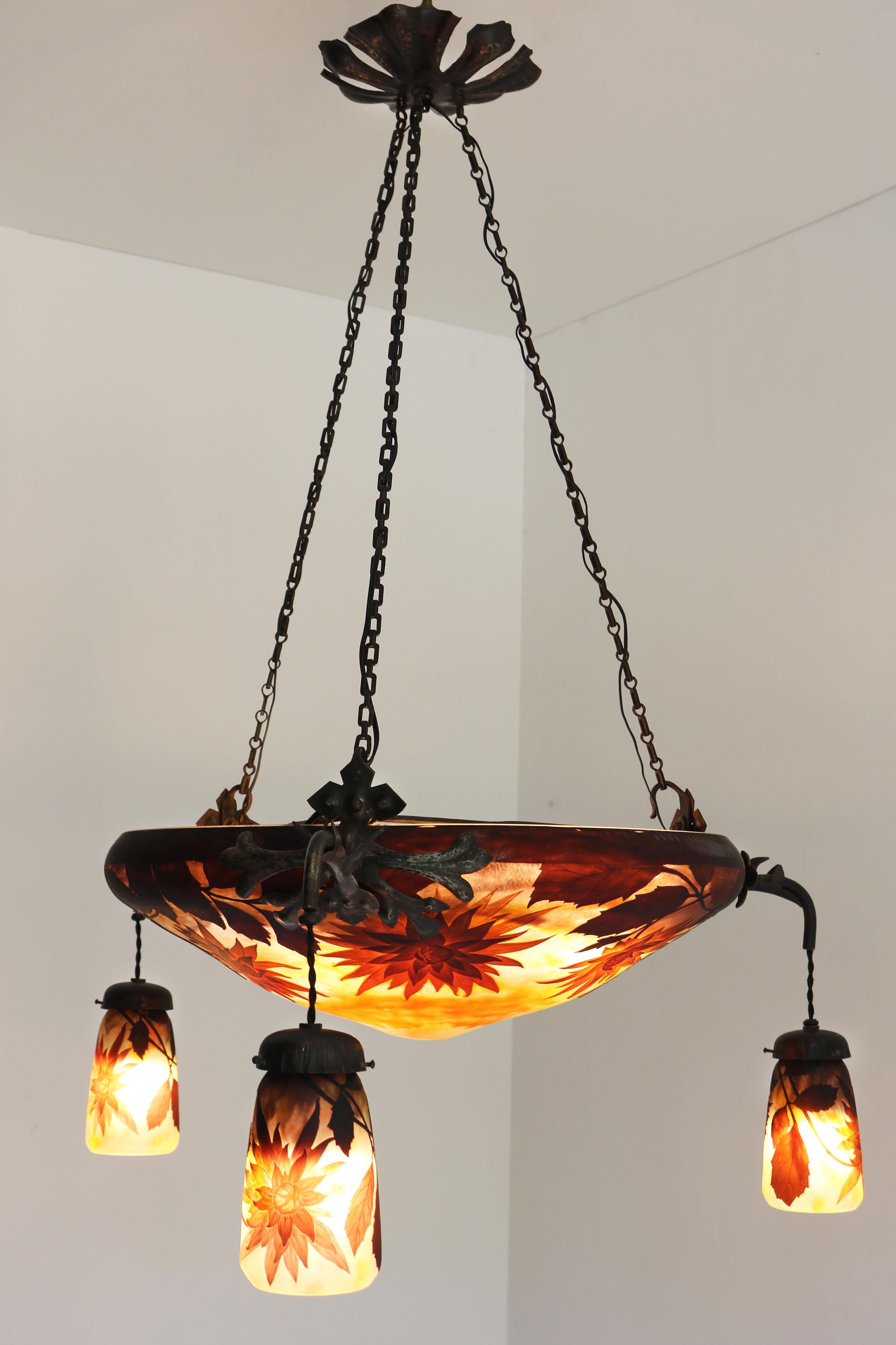 Exquisite large Daum Nancy & Louis Majorelle chandelier model “Dahlia” 1905 In Good Condition For Sale In Ijzendijke, NL