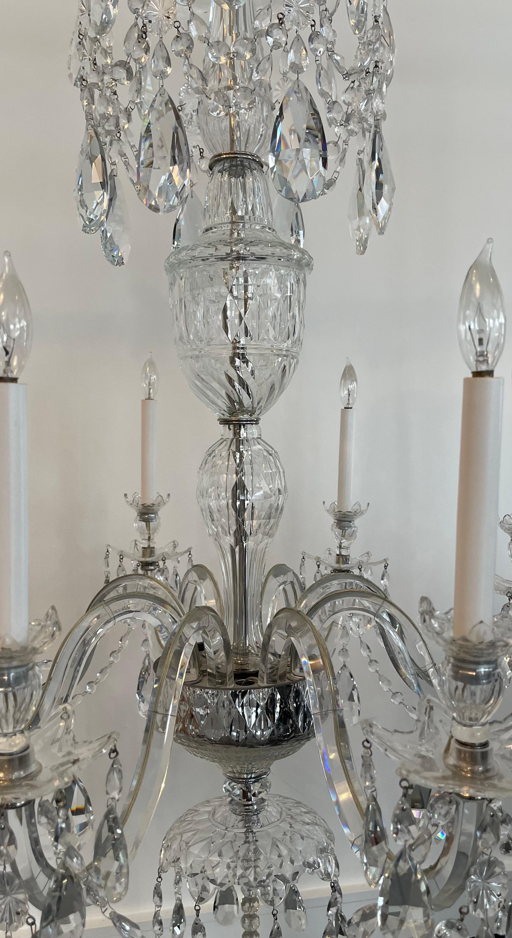 20ième siècle Magnifique lustre anglais géorgien à 8 lumières en cristal guirlande    en vente