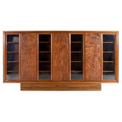 Exquise grande vitrine italienne en noyer et palissandre sculptés