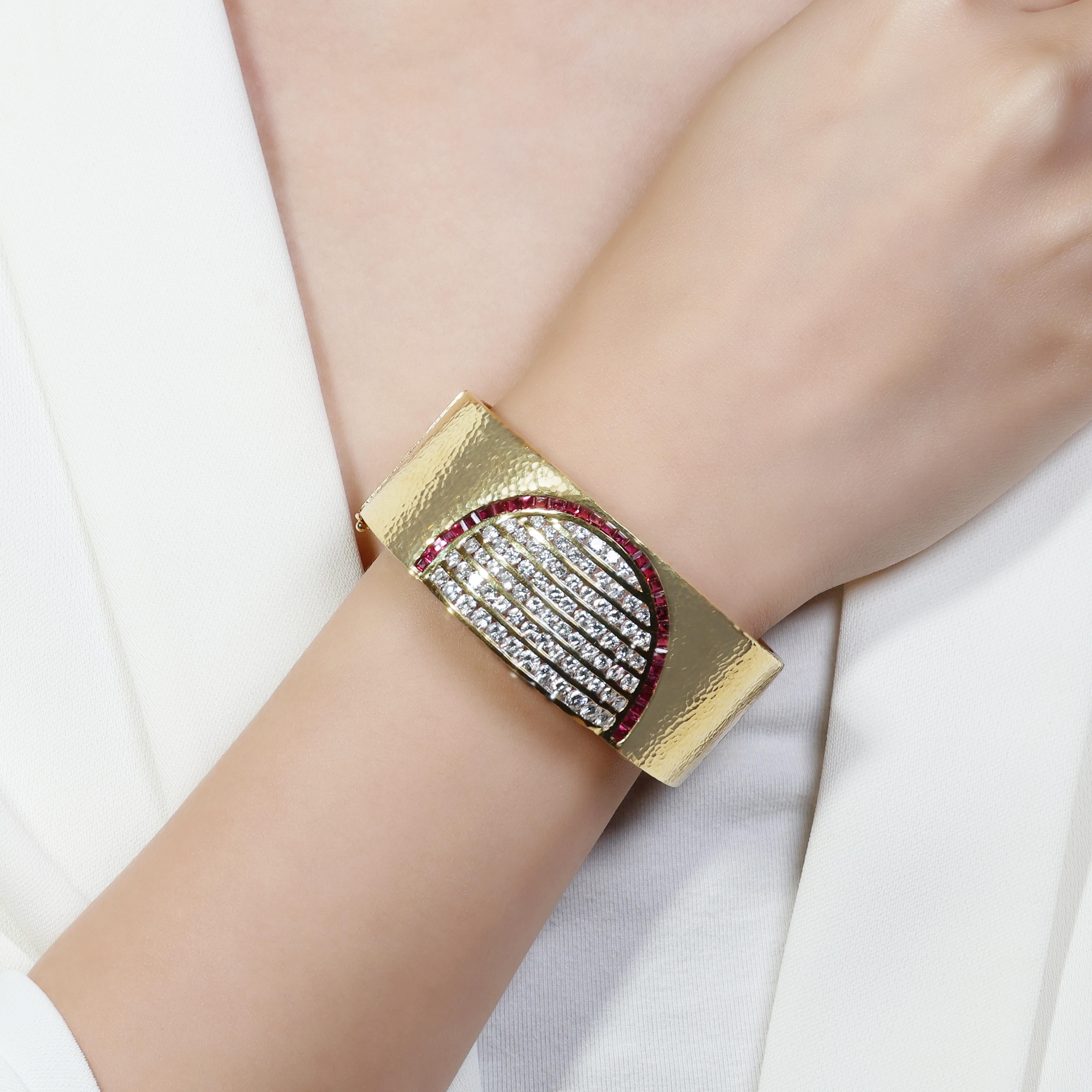 Dieser exquisite Armreif aus 18 Karat Gelbgold präsentiert 32 rote Rubine im Prinzessinnenschliff und 77 Diamanten im runden Brillantschliff mit makelloser F-Farbe und VS-Reinheit. Mit einem Gesamtkaratgewicht von 3,10 Karat ist dieser neue,