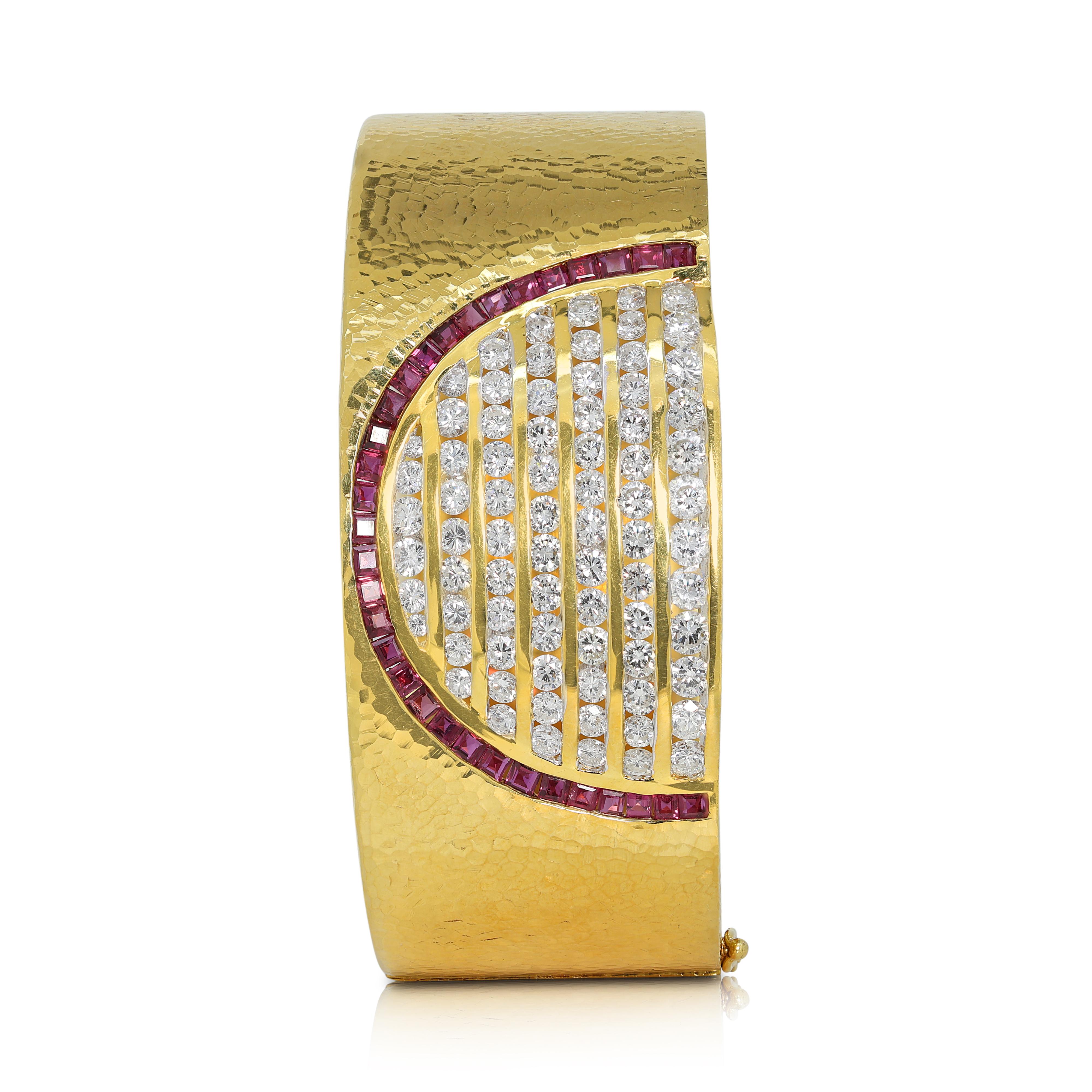 Exquisiter Larry 3.1 Karat Rubin- und Diamant-Armreif aus 18 Karat Gelbgold (Carréschliff)