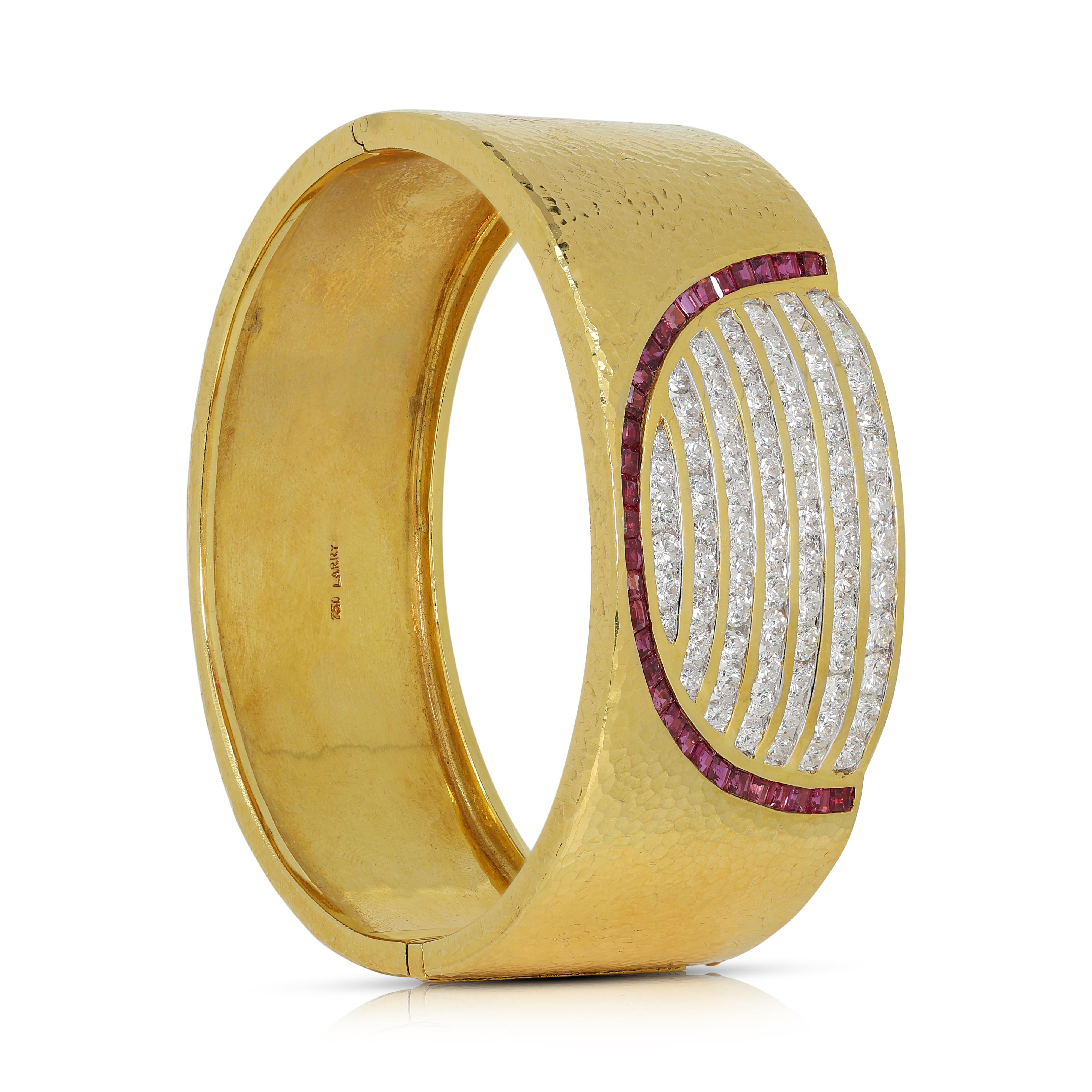 Exquisiter Larry 3.1 Karat Rubin- und Diamant-Armreif aus 18 Karat Gelbgold im Zustand „Neu“ in רמת גן, IL
