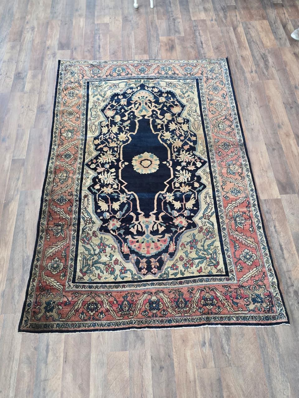 Ein hervorragender Farahan-Sarouk-Teppich aus dem späten 19. Jahrhundert, gewebt um 1870, mit einer Größe von ca. 78 Zoll x 50 Zoll. Dieses prächtige persische Meisterwerk fängt die Eleganz und Raffinesse ein, die die berühmte Farahan-Webetradition