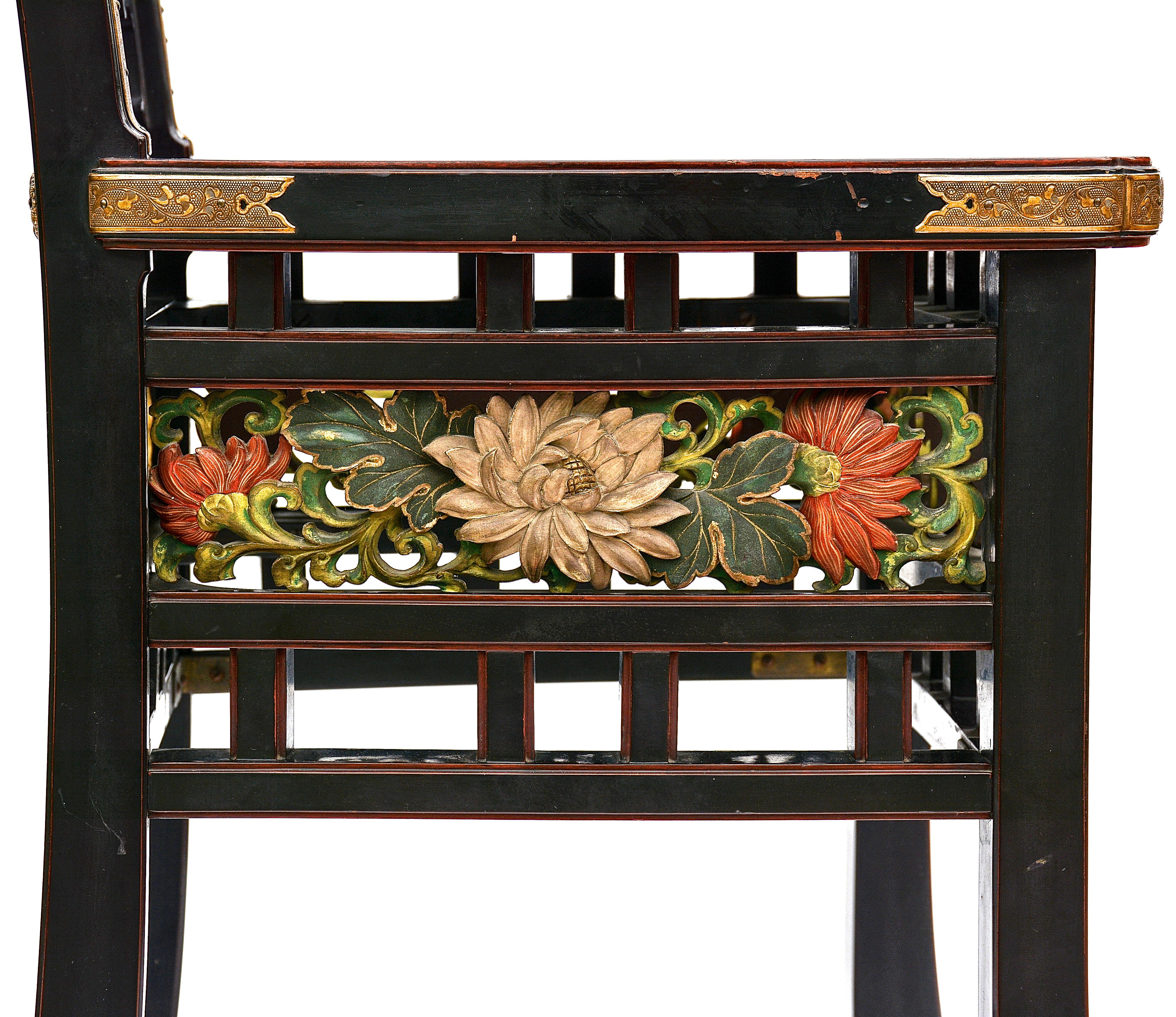 Exquisita silla japonesa de finales del siglo XIX con respaldo alto y laca negra en venta 9