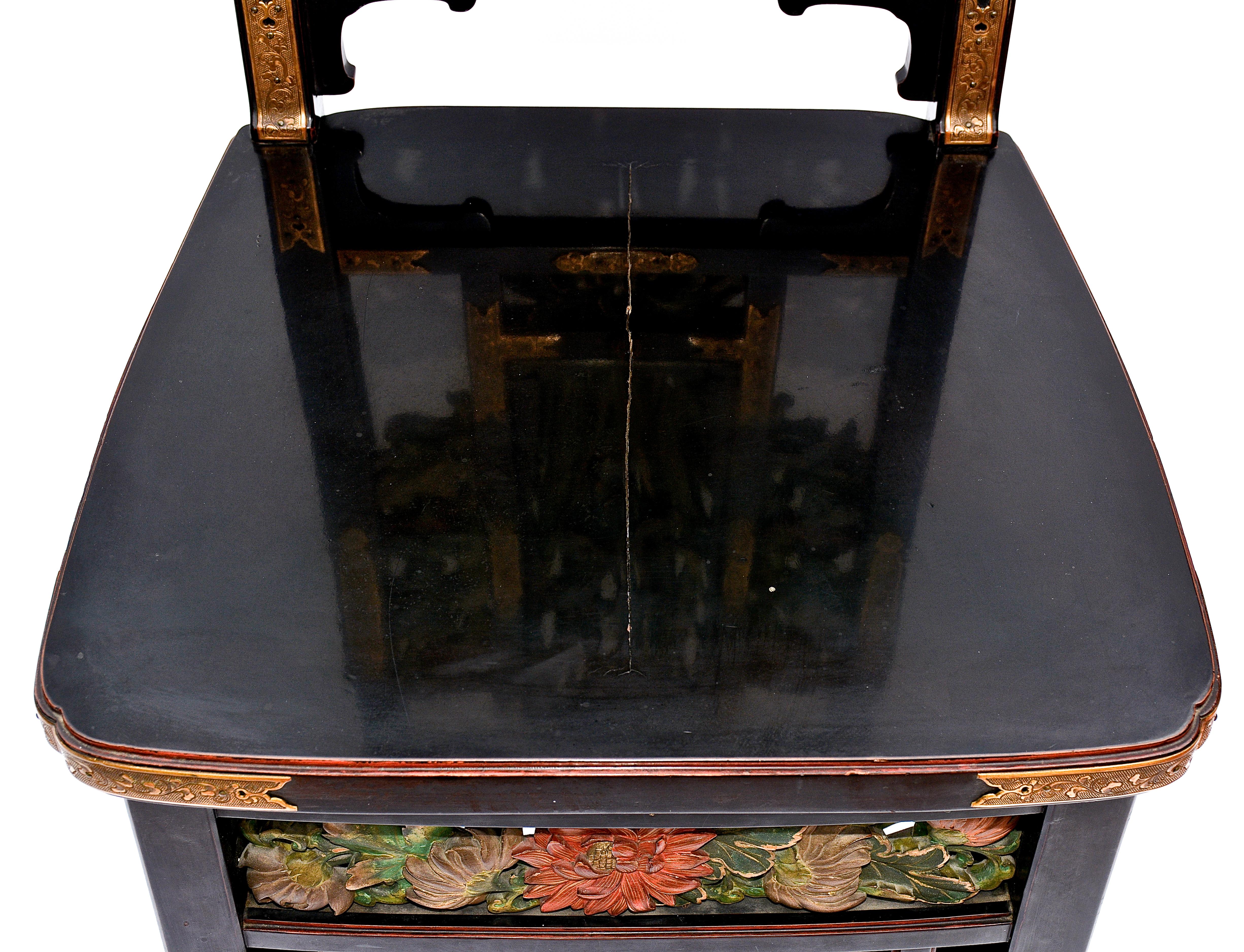 Exquisita silla japonesa de finales del siglo XIX con respaldo alto y laca negra Bronce en venta