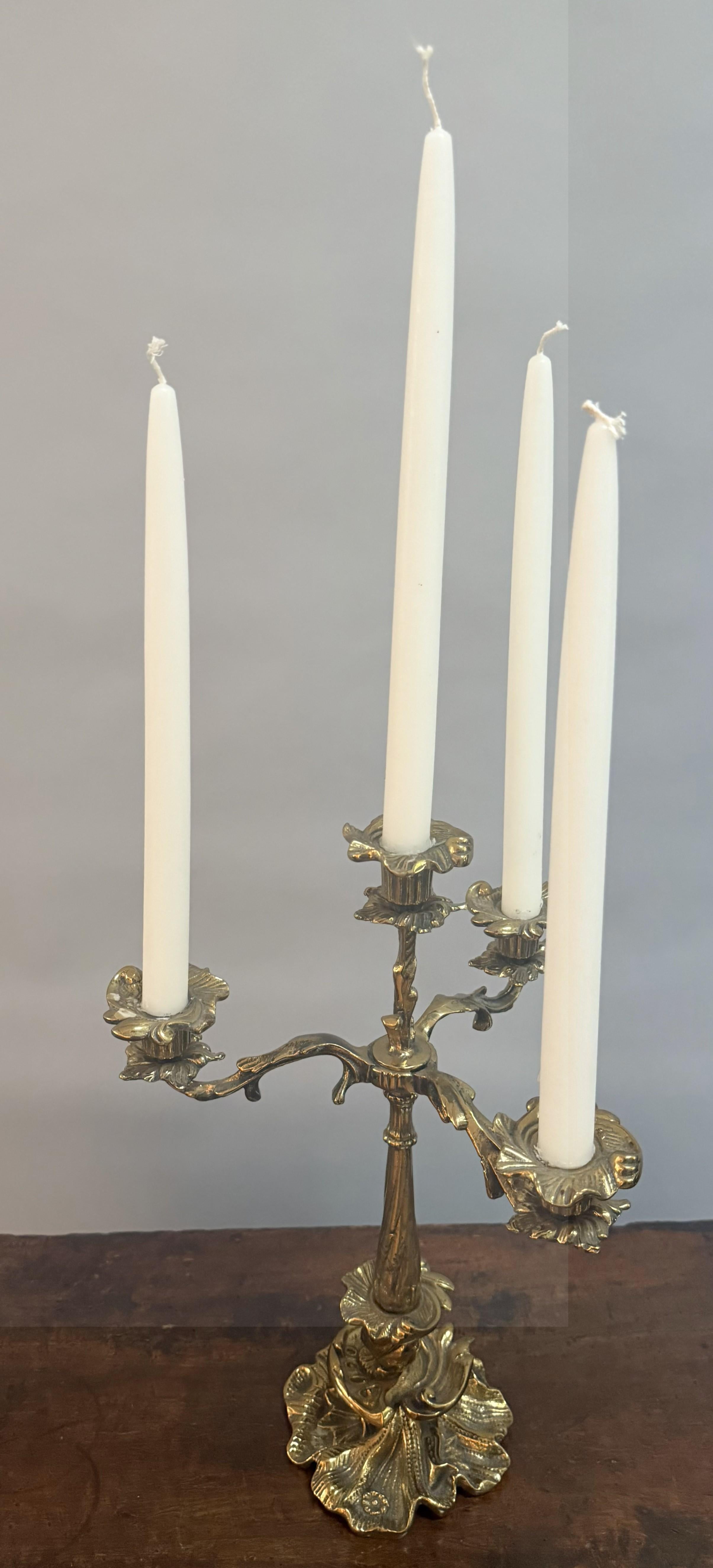 Dieser vierflammige Messingkandelaber ist ein leuchtendes Zeugnis der englischen Handwerkskunst des 19. Jahrhunderts und verkörpert die Eleganz und Raffinesse der viktorianischen Ära! Die fein gegossenen und detailreichen Arme gipfeln in zarten