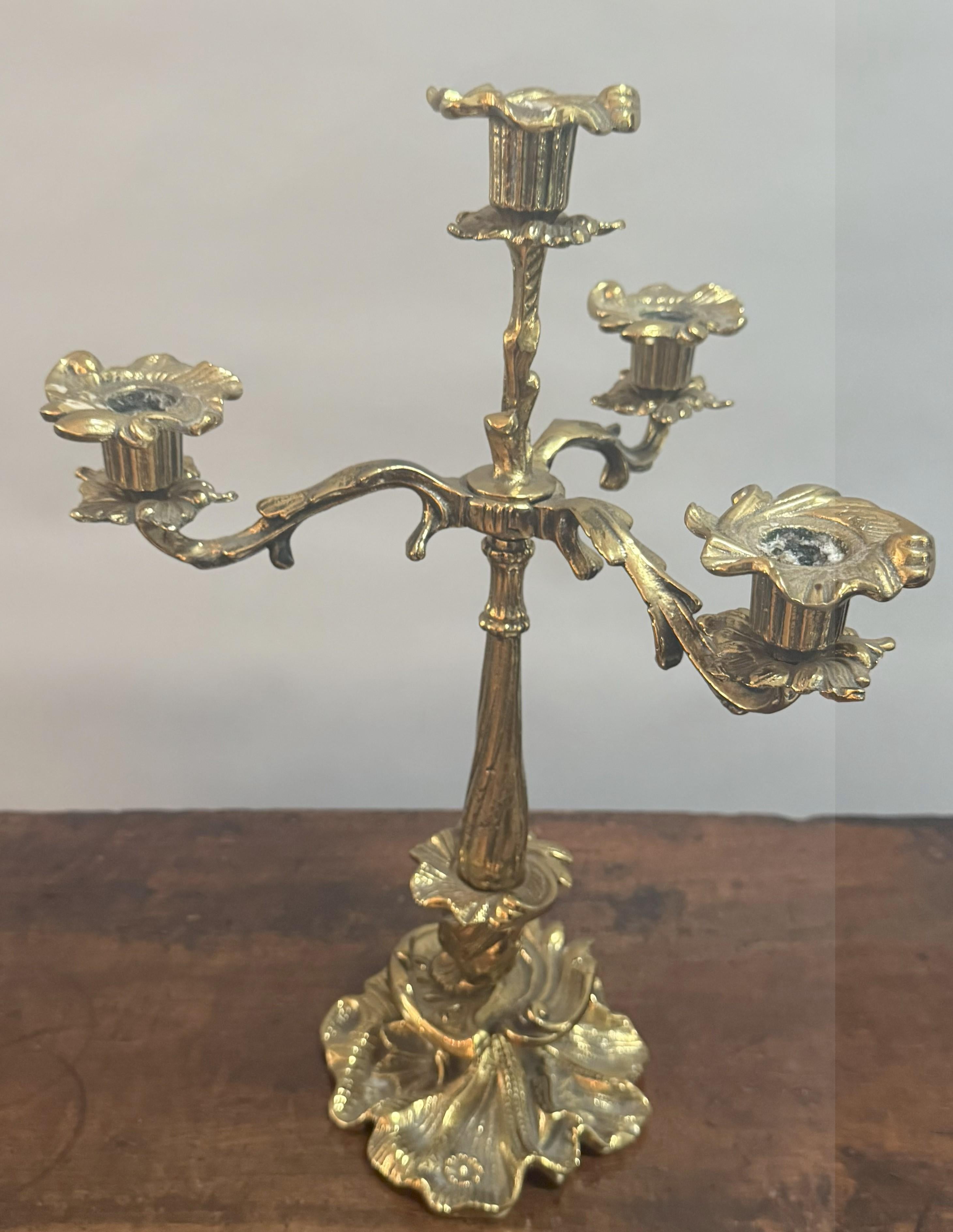 Exquisiter viktorianischer Messingkronleuchter aus dem späten 19. (Metall) im Angebot