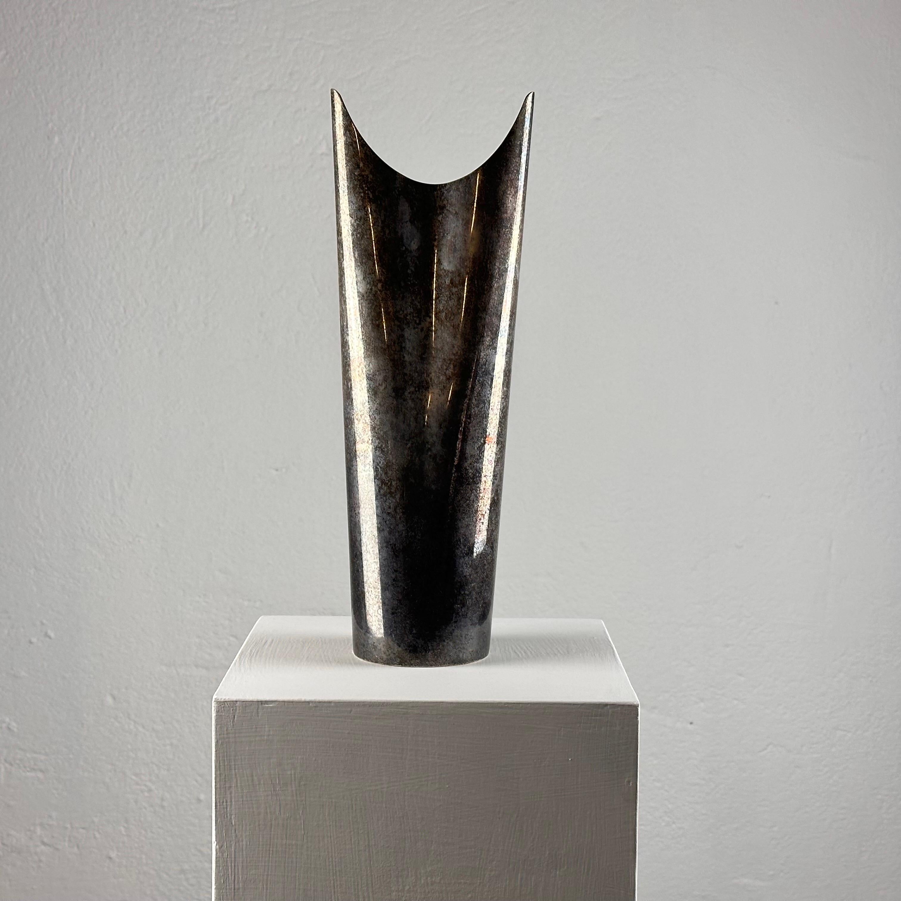 Laissez-vous séduire par le charme luxueux de ce grand vase en métal argenté en édition limitée, créé par les mains expertes de l'Atelier Guido Niest au cours de l'illustre période des années 1970. D'une hauteur impressionnante de 9 x 36 cm, ce