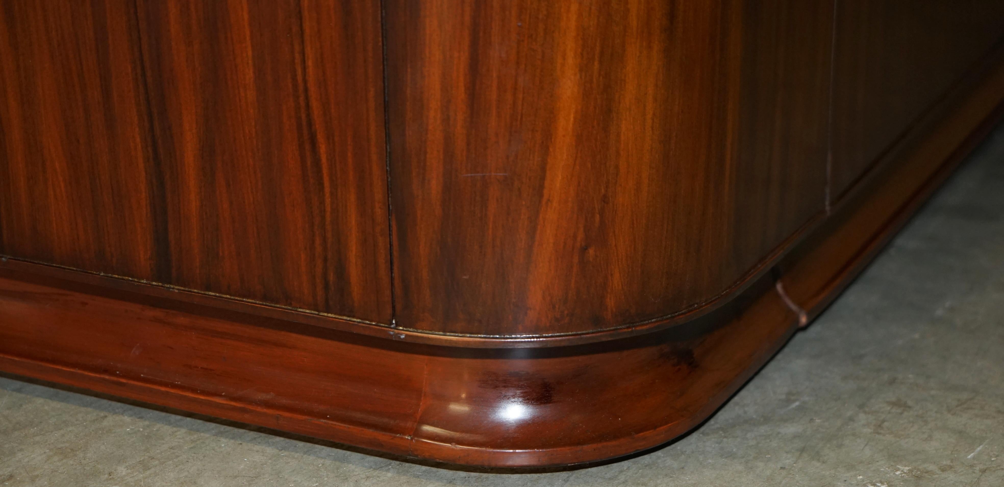 Fait main ÉDITION EXQUISITE ÉDITION RALPH LAUREN MODERN METROPOLIS BROWN LEATHER BED FRAME en vente