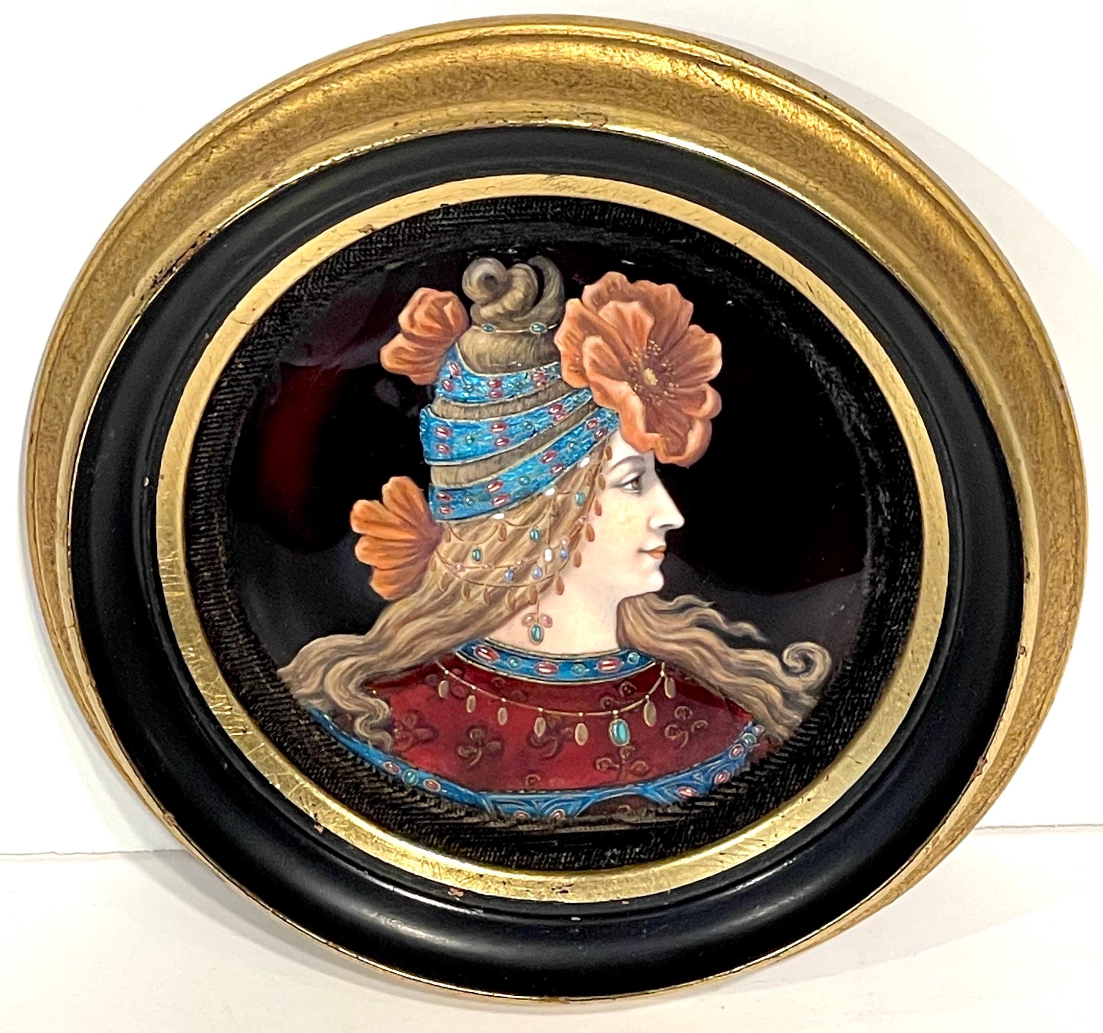 Exquis portrait d'une beauté Kokoshnik à fleurs en émail de Limoges
France, Vers 1900

Un exquis portrait en émail français de Limoges, vers les années 1900, représentant une beauté Art Nouveau parée d'une coiffe florale Kokoshnik. Cette œuvre d'art