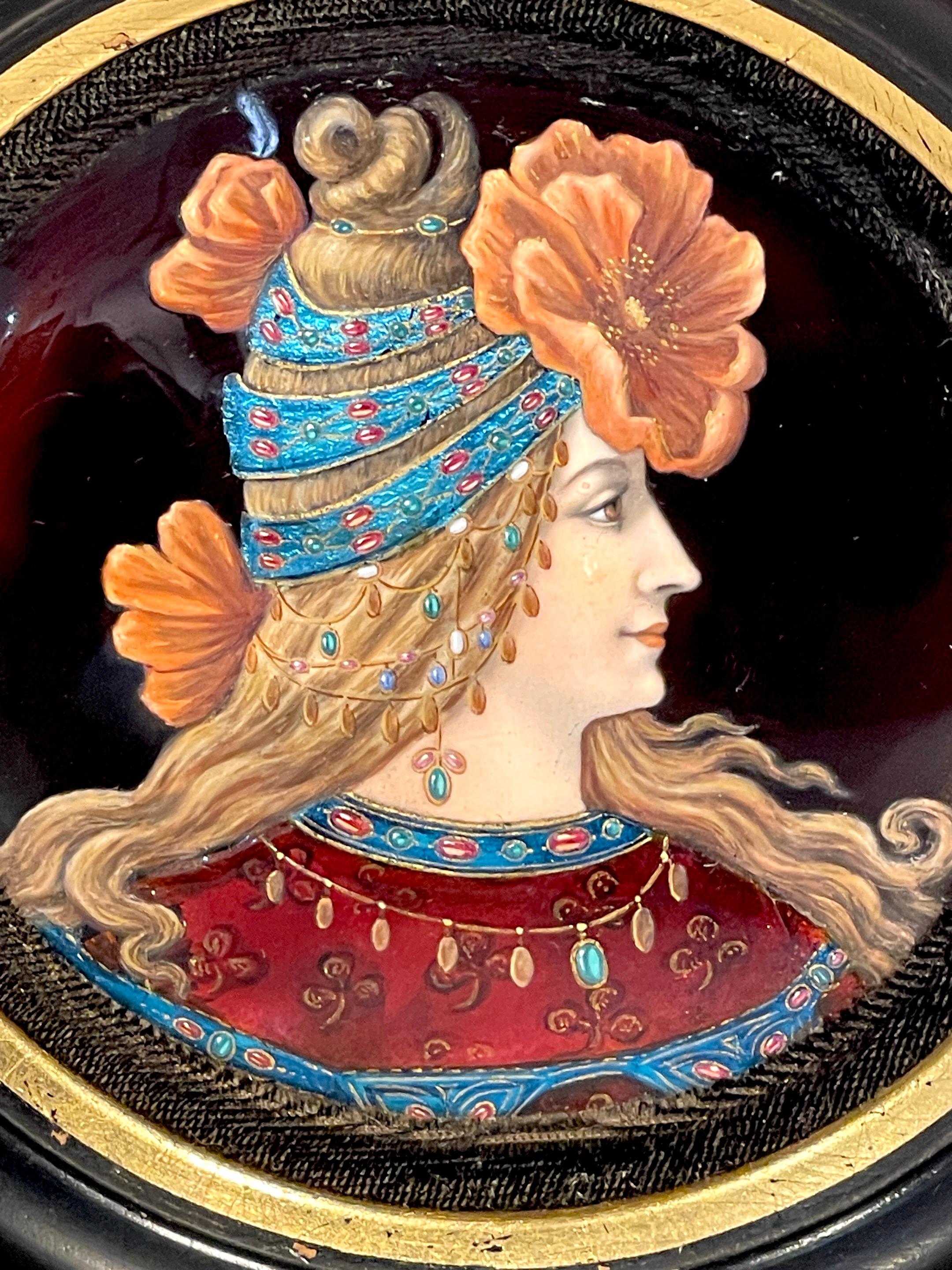 Ébénisé Exquis portrait d'une beauté Kokoshnik à fleurs en émail de Limoges en vente