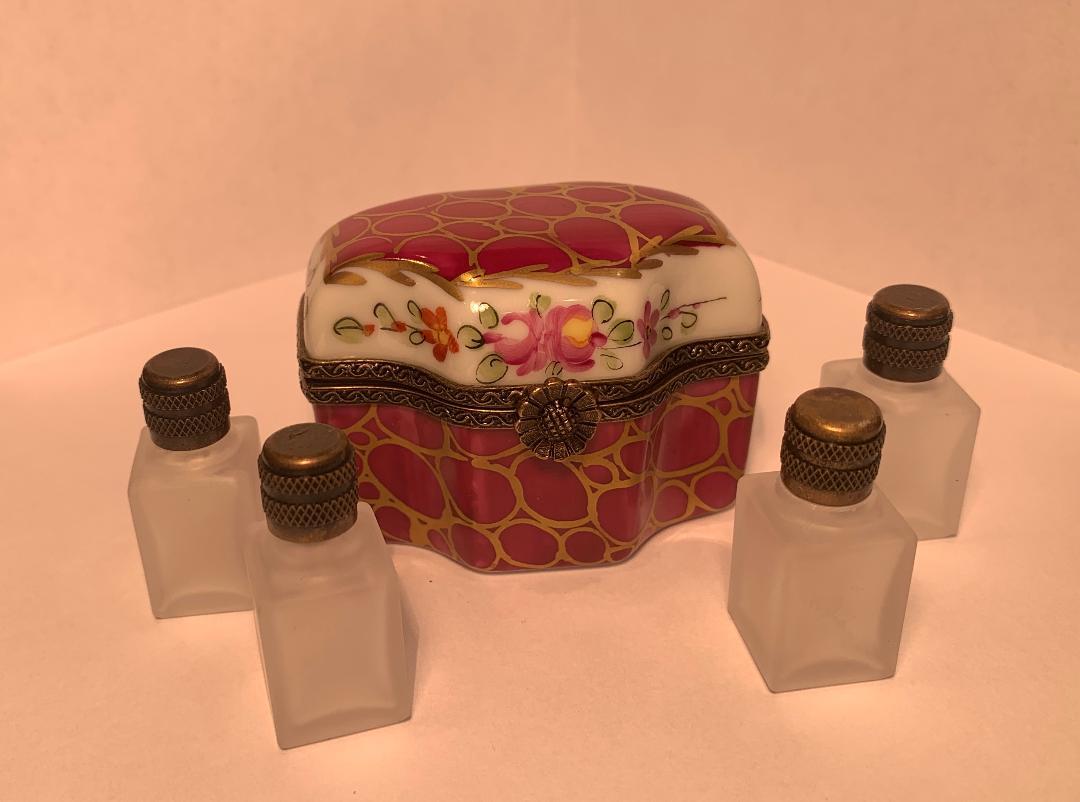 Exquisite Limoges France Peint Main Porcelain Box with 4 Perfume Bottles Inside In Good Condition In Tustin, CA