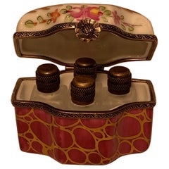 Exquise boîte principale en porcelaine de Limoges France Peint Main avec 4 bouteilles de parfum à l'intérieur