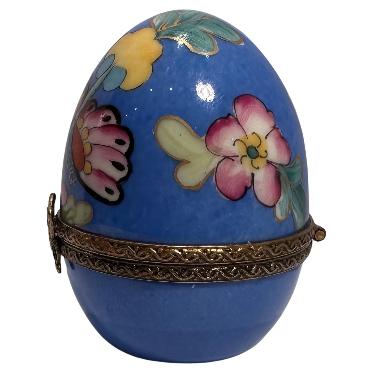 Belle Époque Magnifique œuf en porcelaine polychrome de Limoges France avec bouteille de parfum à l'intérieur en vente