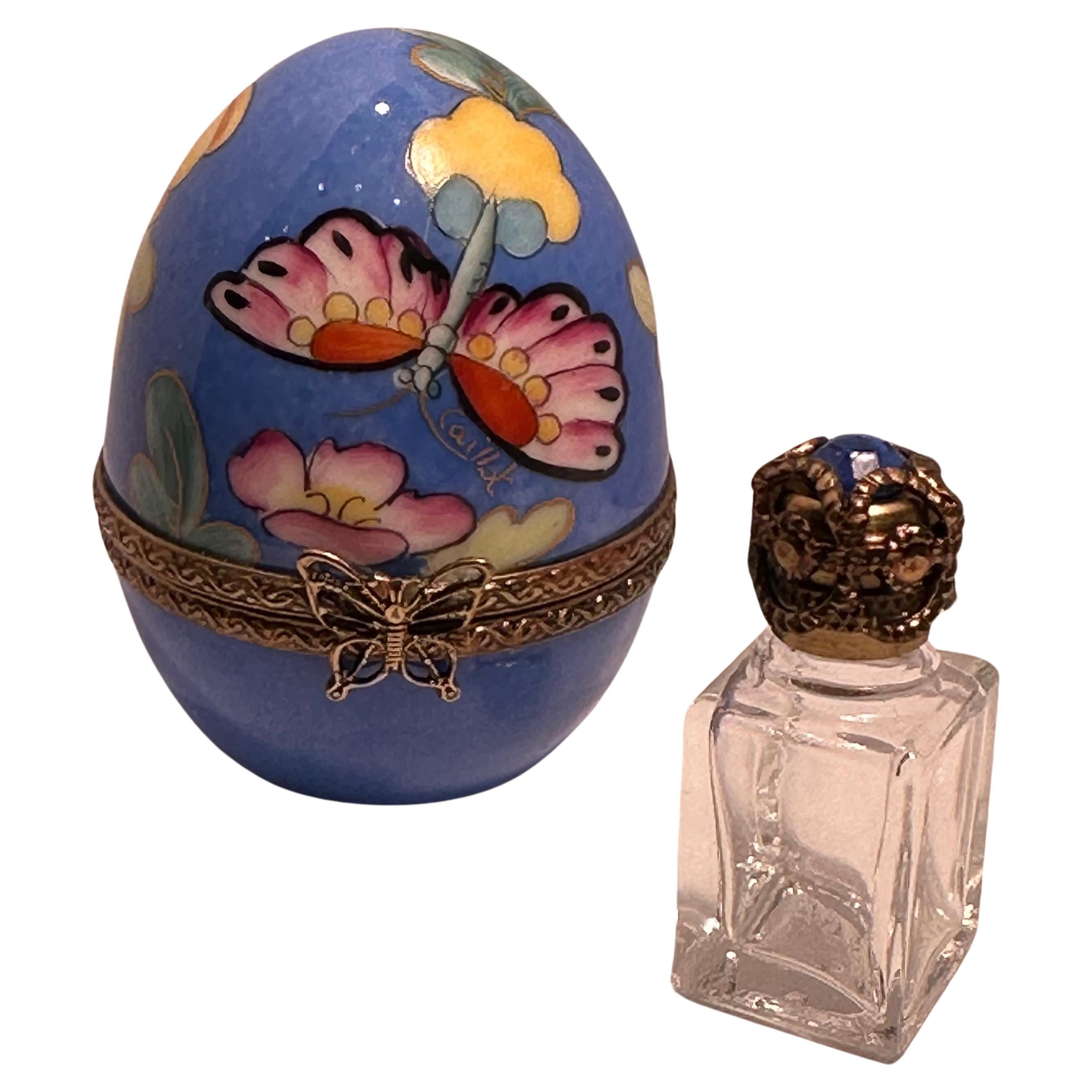 Magnifique œuf en porcelaine polychrome de Limoges France avec bouteille de parfum à l'intérieur