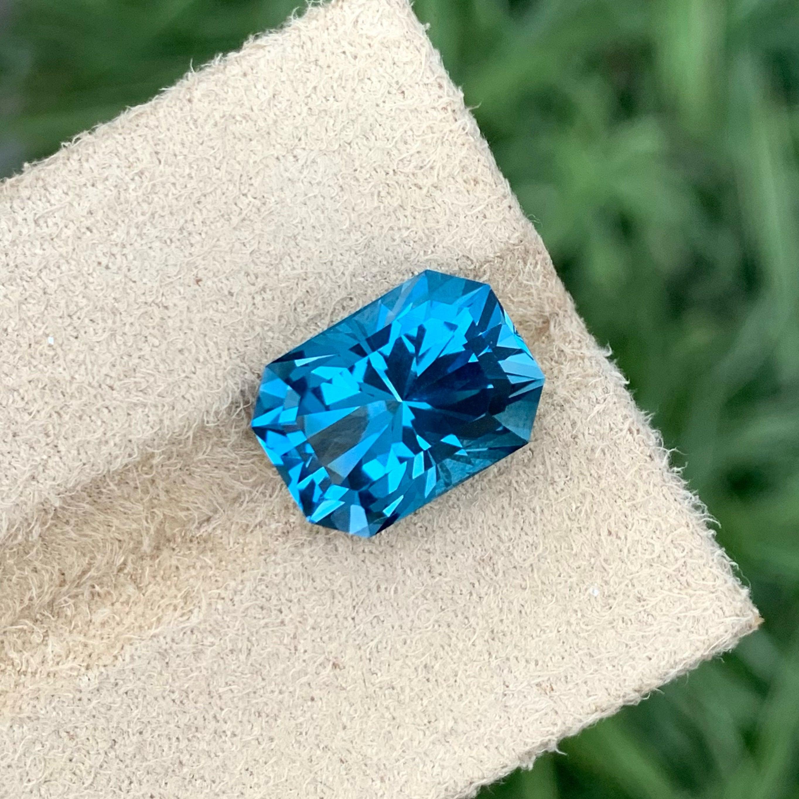 Moderne Magnifique bague en topaze bleue londonienne irradiée de 12,10 carats en vente