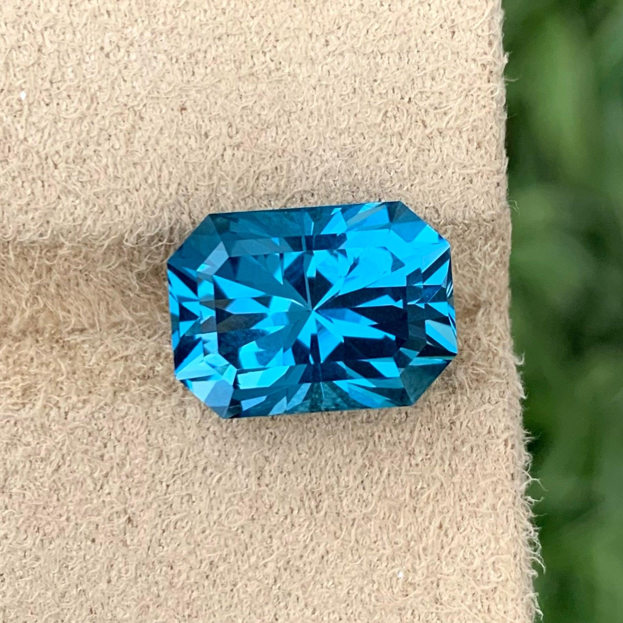 Taille radiant Magnifique bague en topaze bleue londonienne irradiée de 12,10 carats en vente