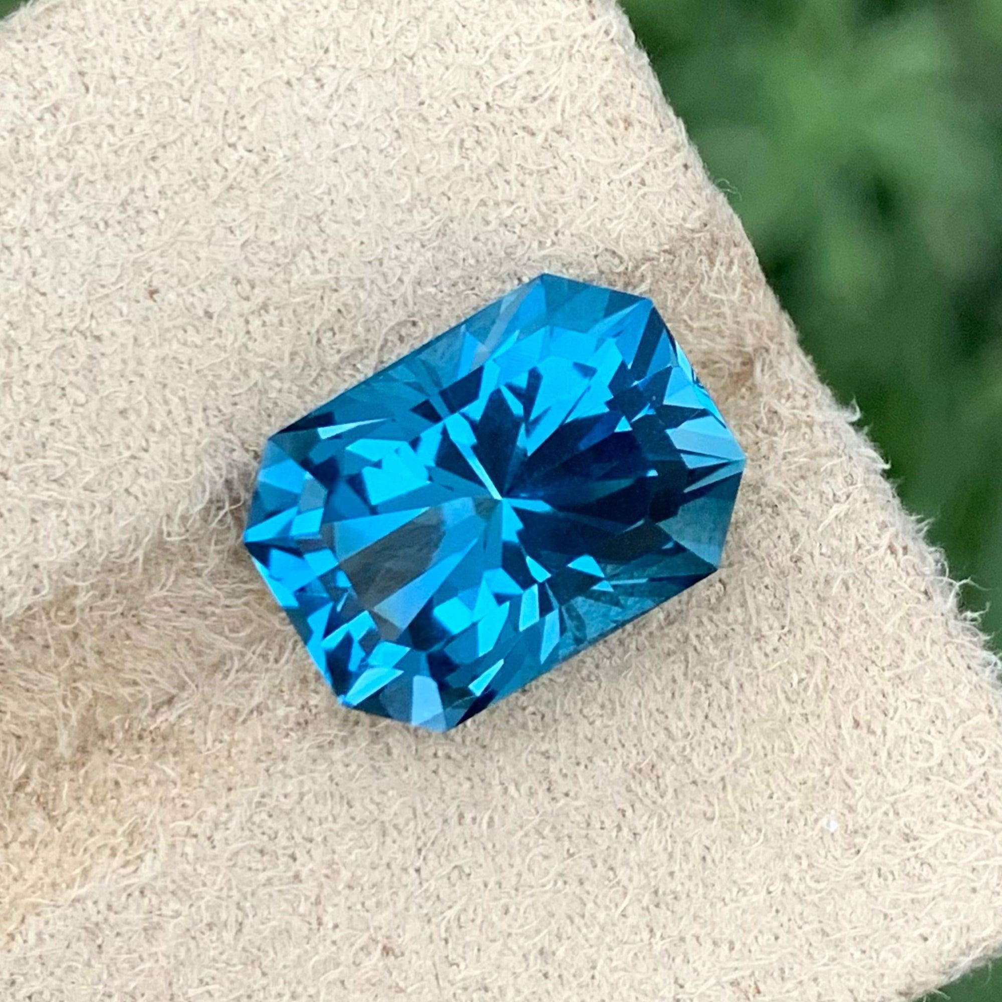 Magnifique bague en topaze bleue londonienne irradiée de 12,10 carats Neuf - En vente à Bangkok, TH