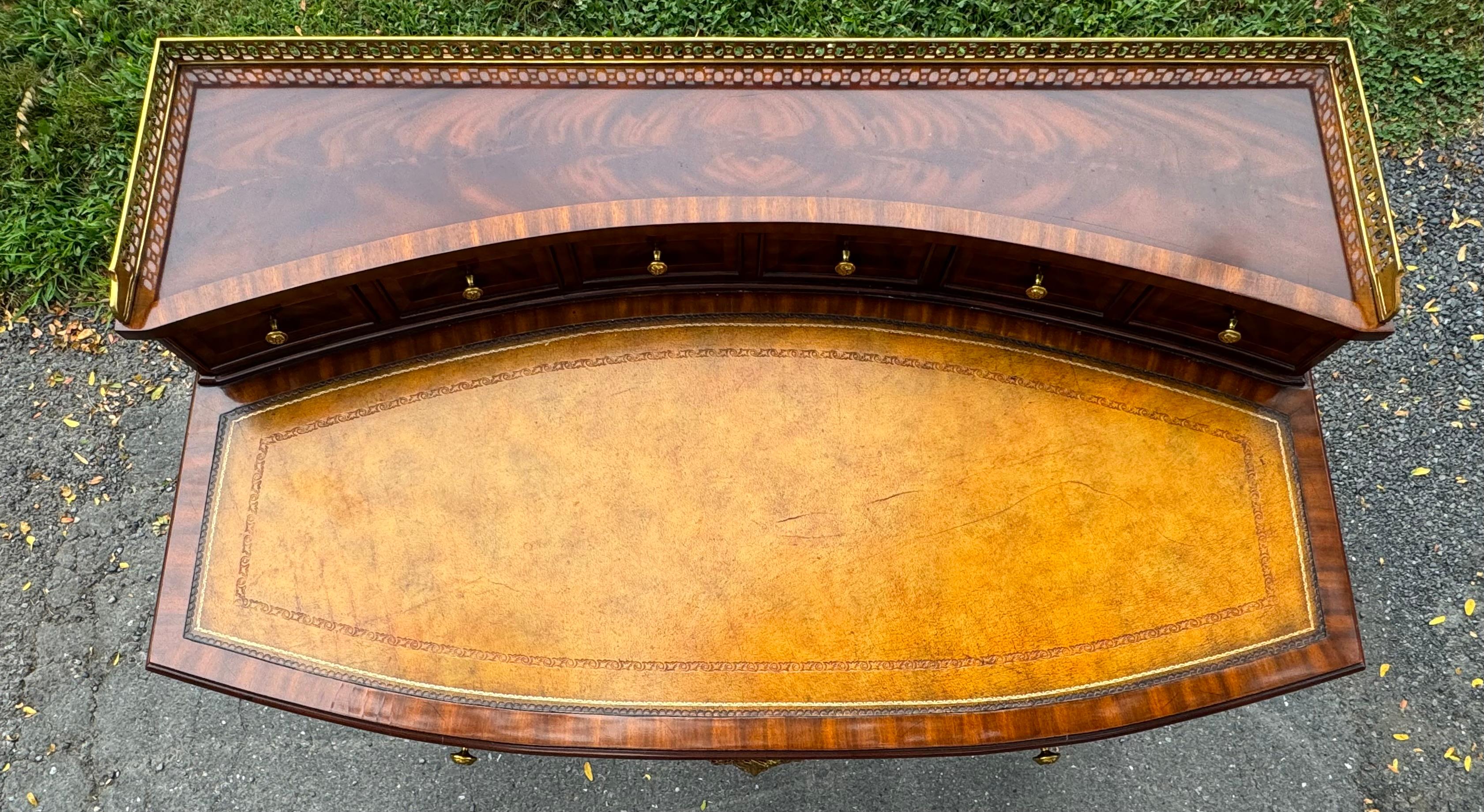 Exquisite Louis XVI English Style Expanding Mahogany &.Leather Top Desk In Good Condition For Sale In Bensalem, PA