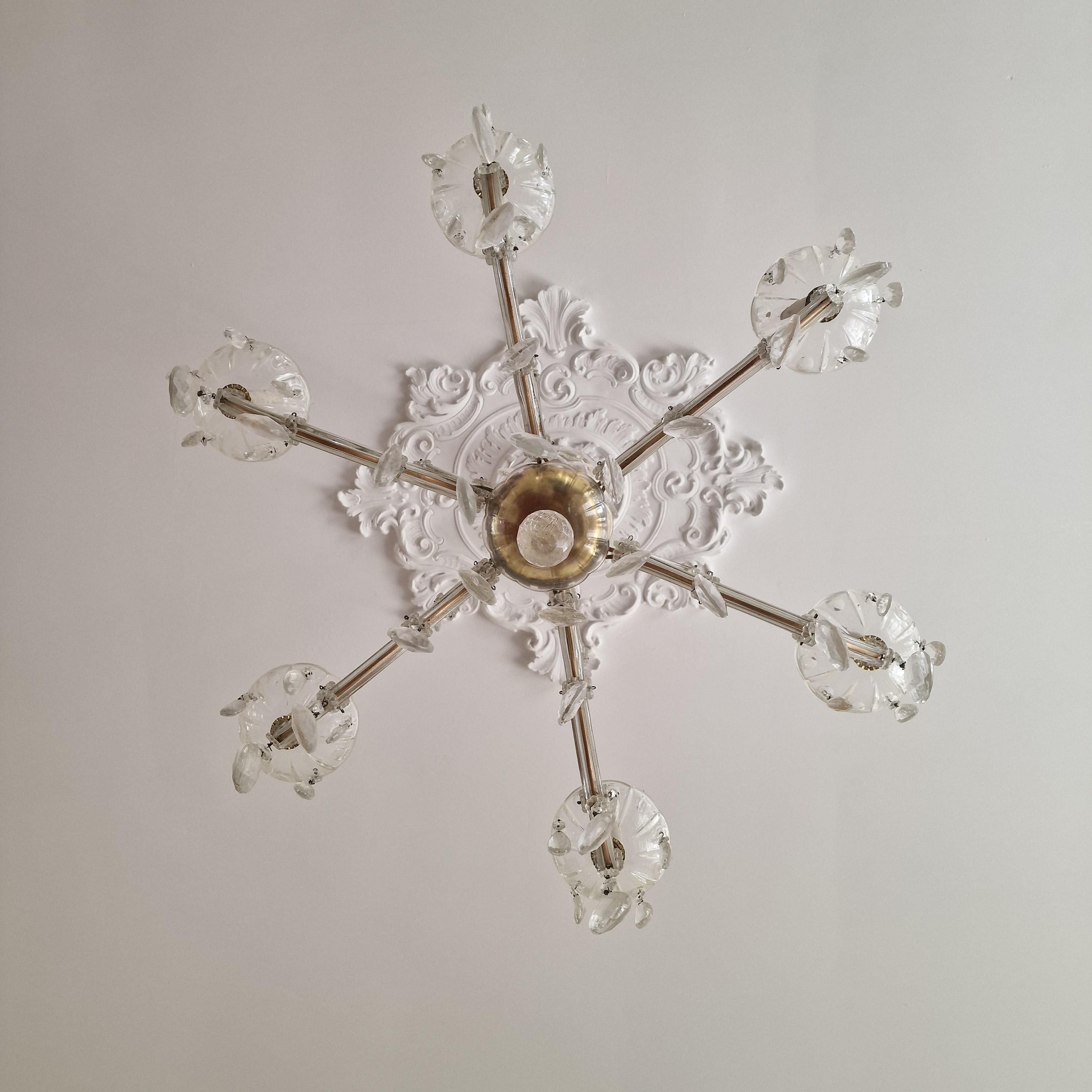 Exquisita lámpara de araña estilo Luis XVI - latón patinado y cristal tallado en venta 3