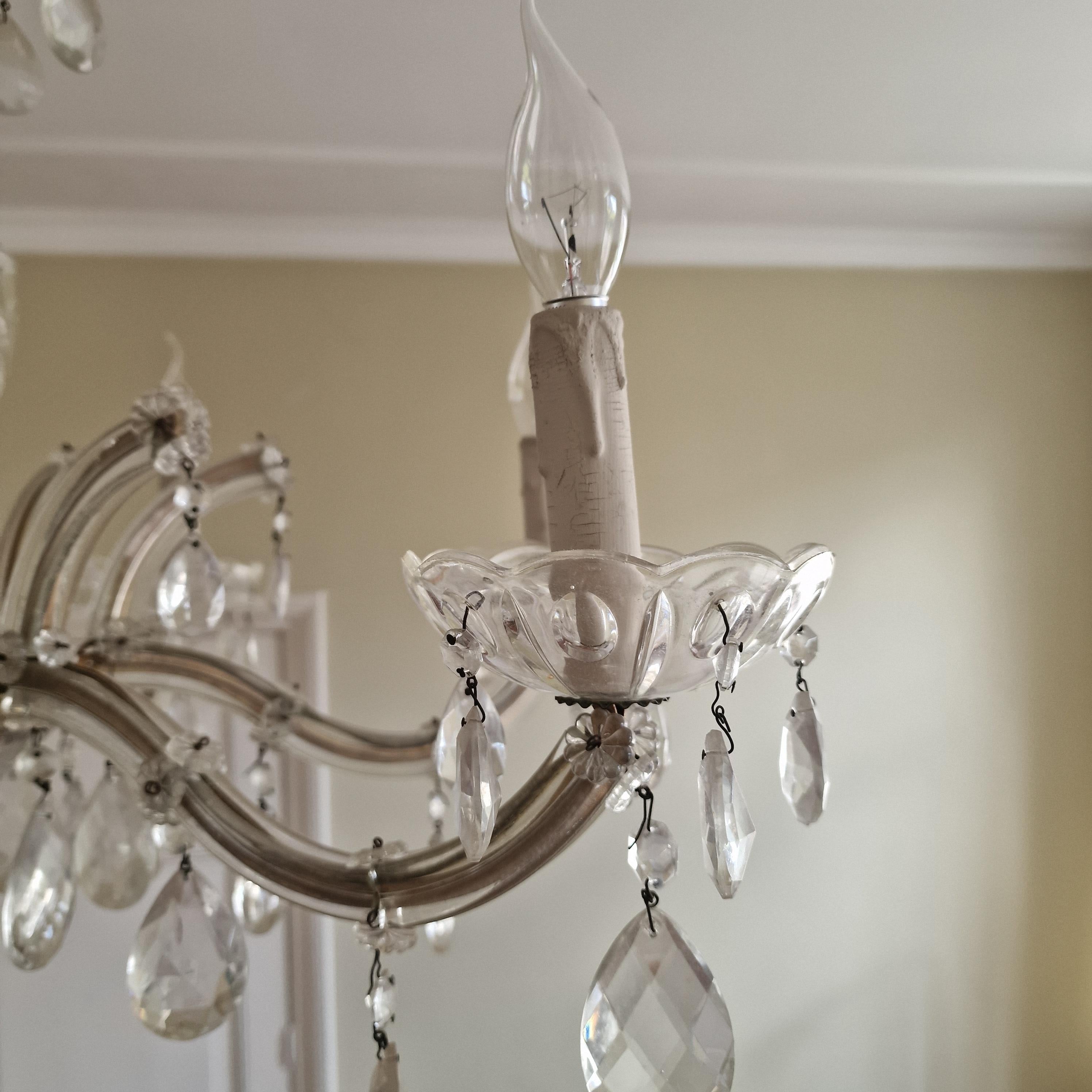 Exquisita lámpara de araña estilo Luis XVI - latón patinado y cristal tallado en venta 4