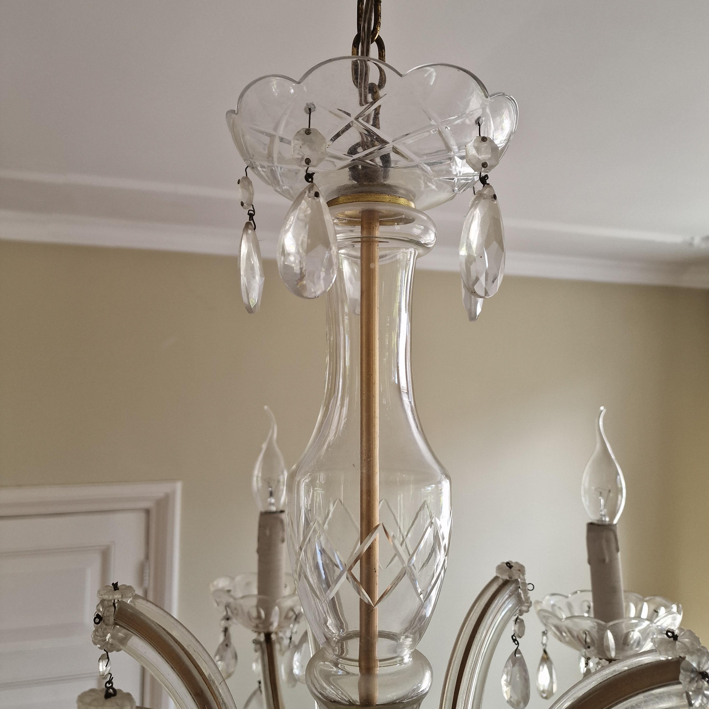 Exquisita lámpara de araña estilo Luis XVI - latón patinado y cristal tallado en venta 6