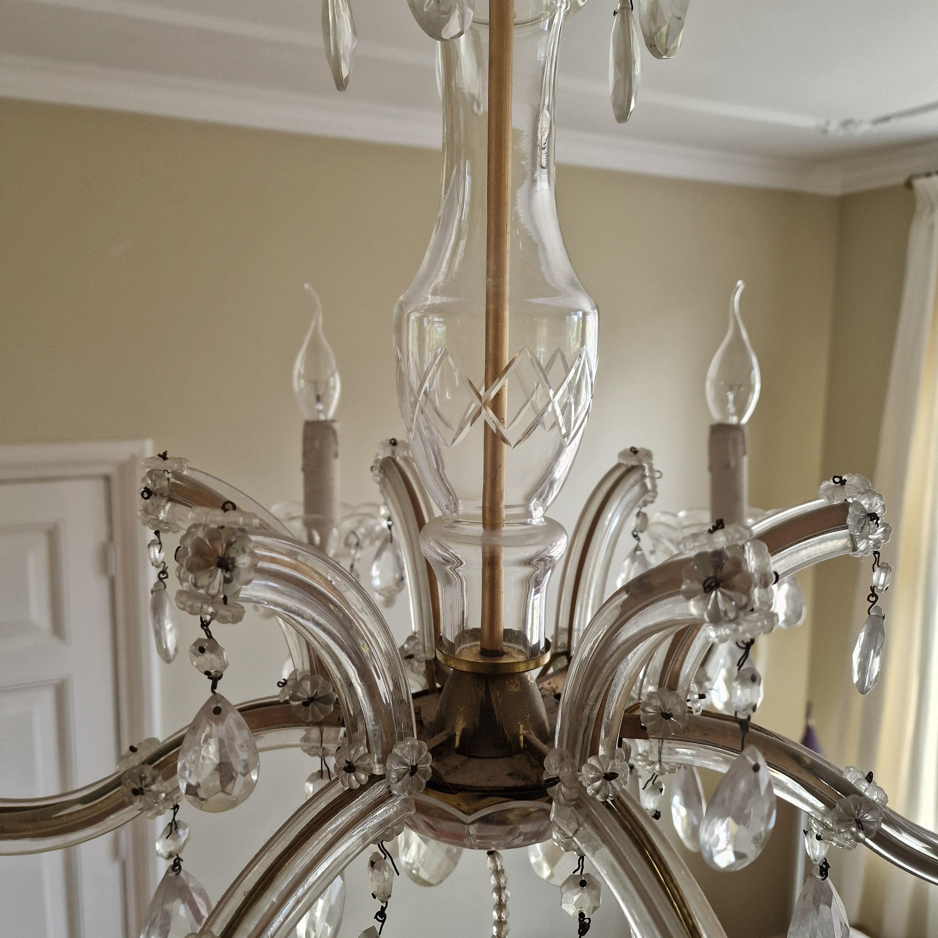Exquisita lámpara de araña estilo Luis XVI - latón patinado y cristal tallado en venta 7