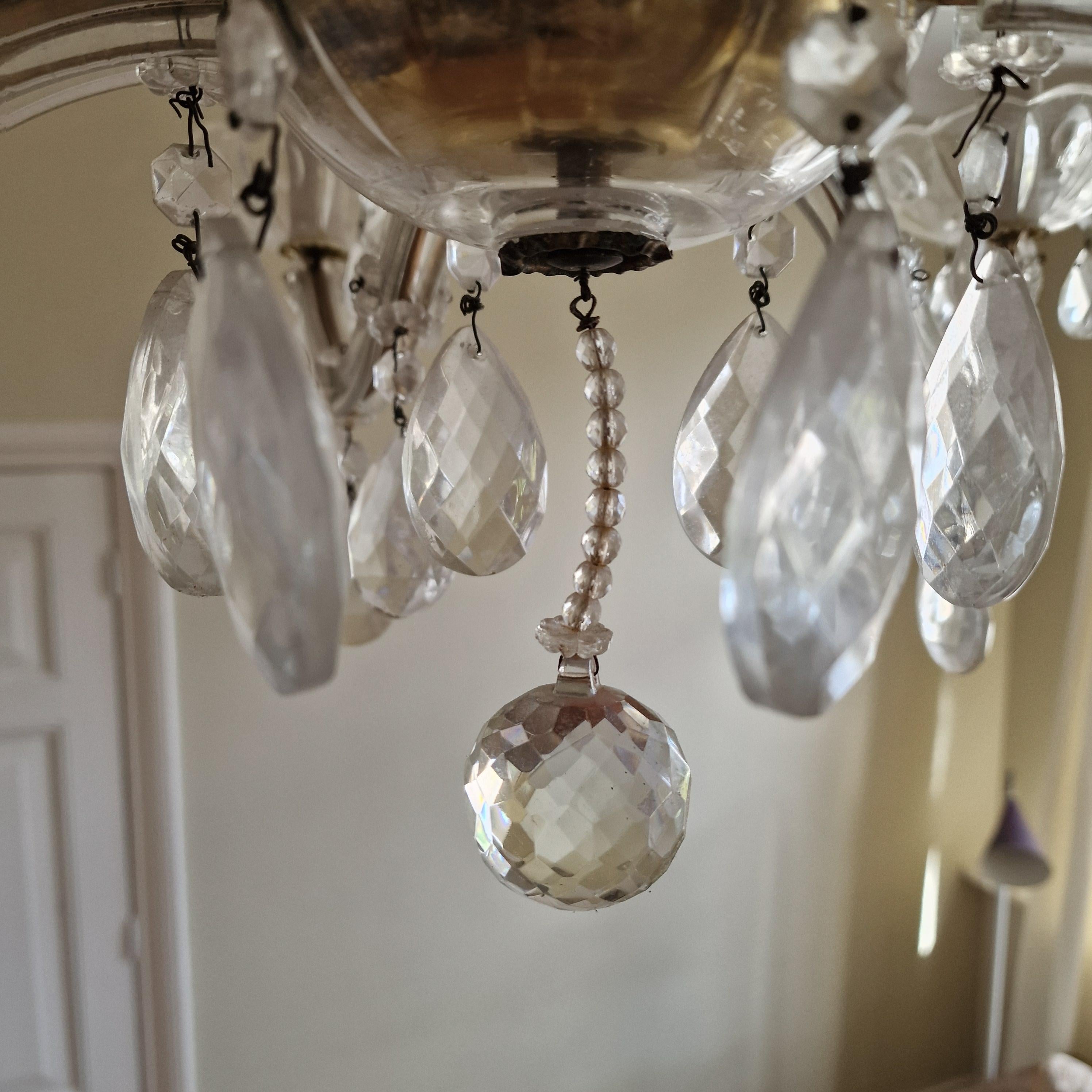 Exquisita lámpara de araña estilo Luis XVI - latón patinado y cristal tallado en venta 8