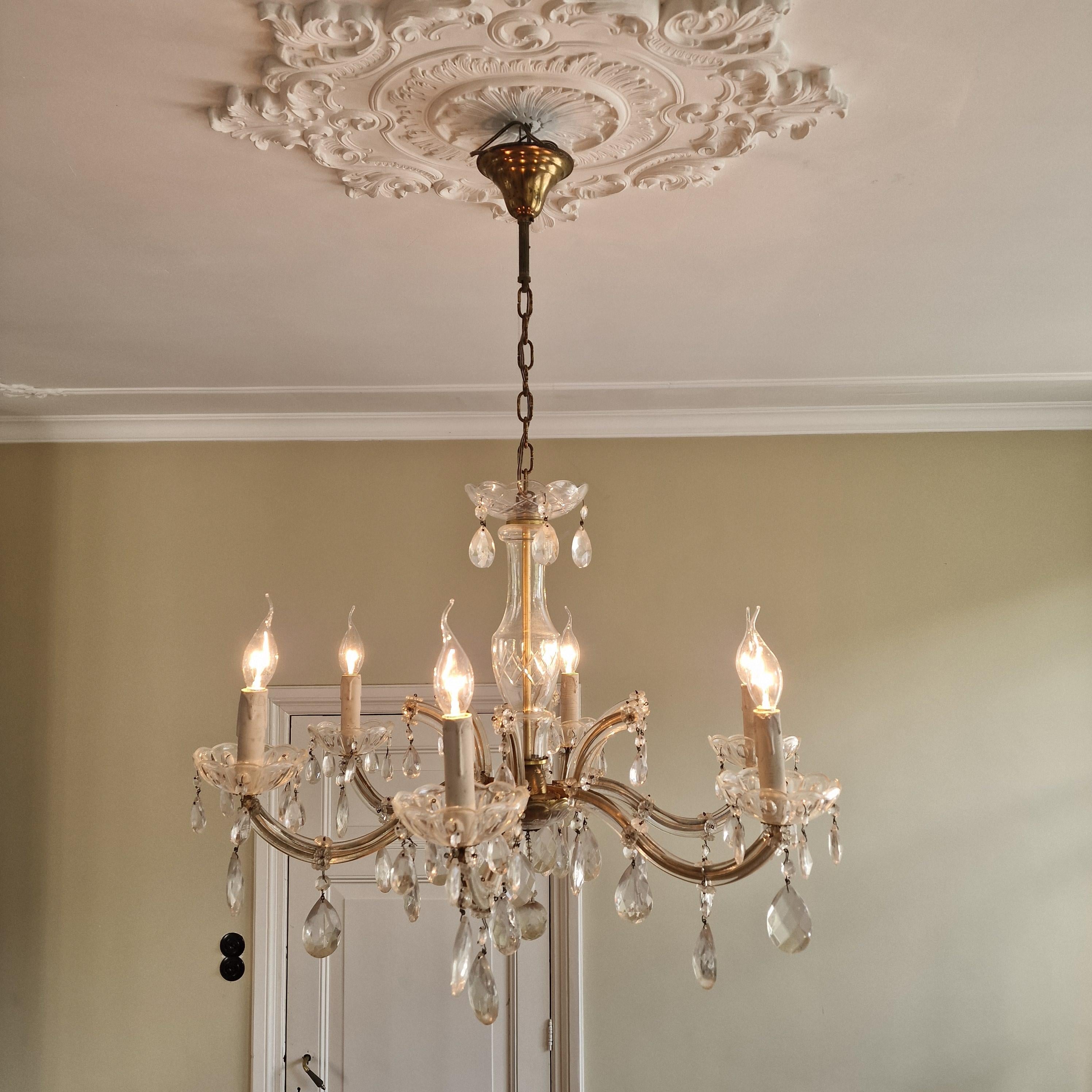 Este candelabro de principios del siglo XX, de estilo Luis XVI, es un magnífico ejemplo de elegancia francesa atemporal, y desprende refinamiento clásico y riqueza decorativa. 

Realizado en bronce dorado finamente fundido (ormolu) y adornado con