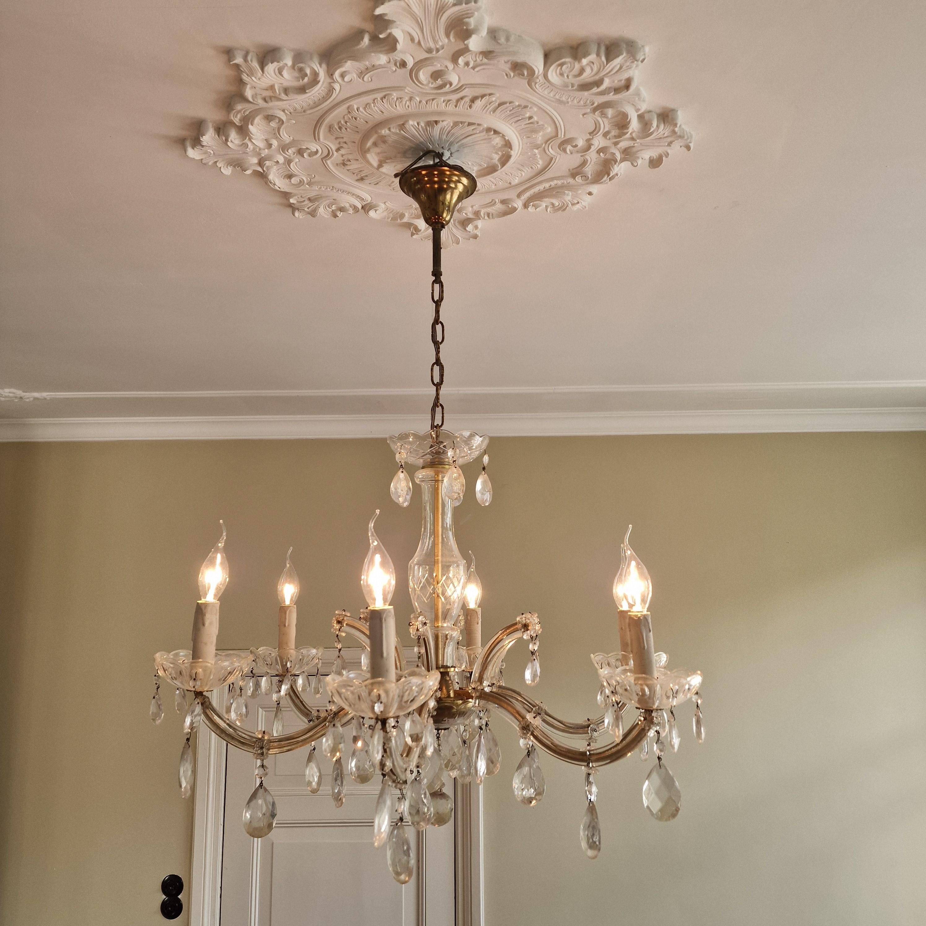 Exquisita lámpara de araña estilo Luis XVI - latón patinado y cristal tallado Francés en venta